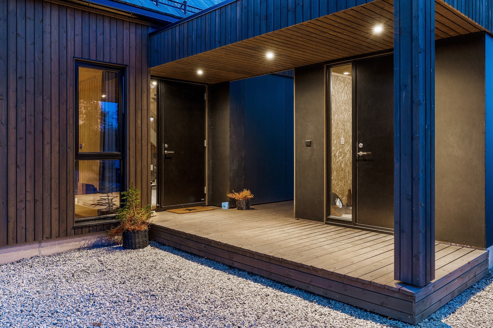 Samtlige hytter vil bli levert med utvendig sportsbod tilknyttet takoverbygd inngangsparti Galleribilde