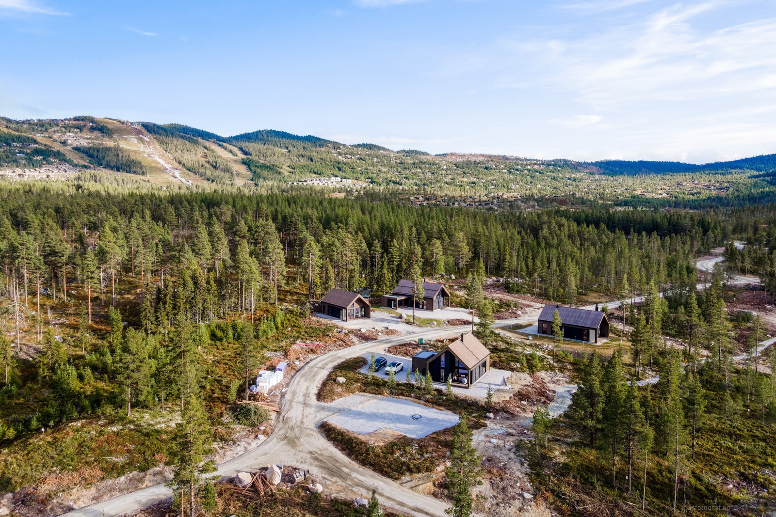 God aktivitet på feltet. Flere eiere har nå tatt hytten sin i bruk i Nesbyen Fjellgrend. Nærhet til alpinbakken og golfbane! Galleribilde