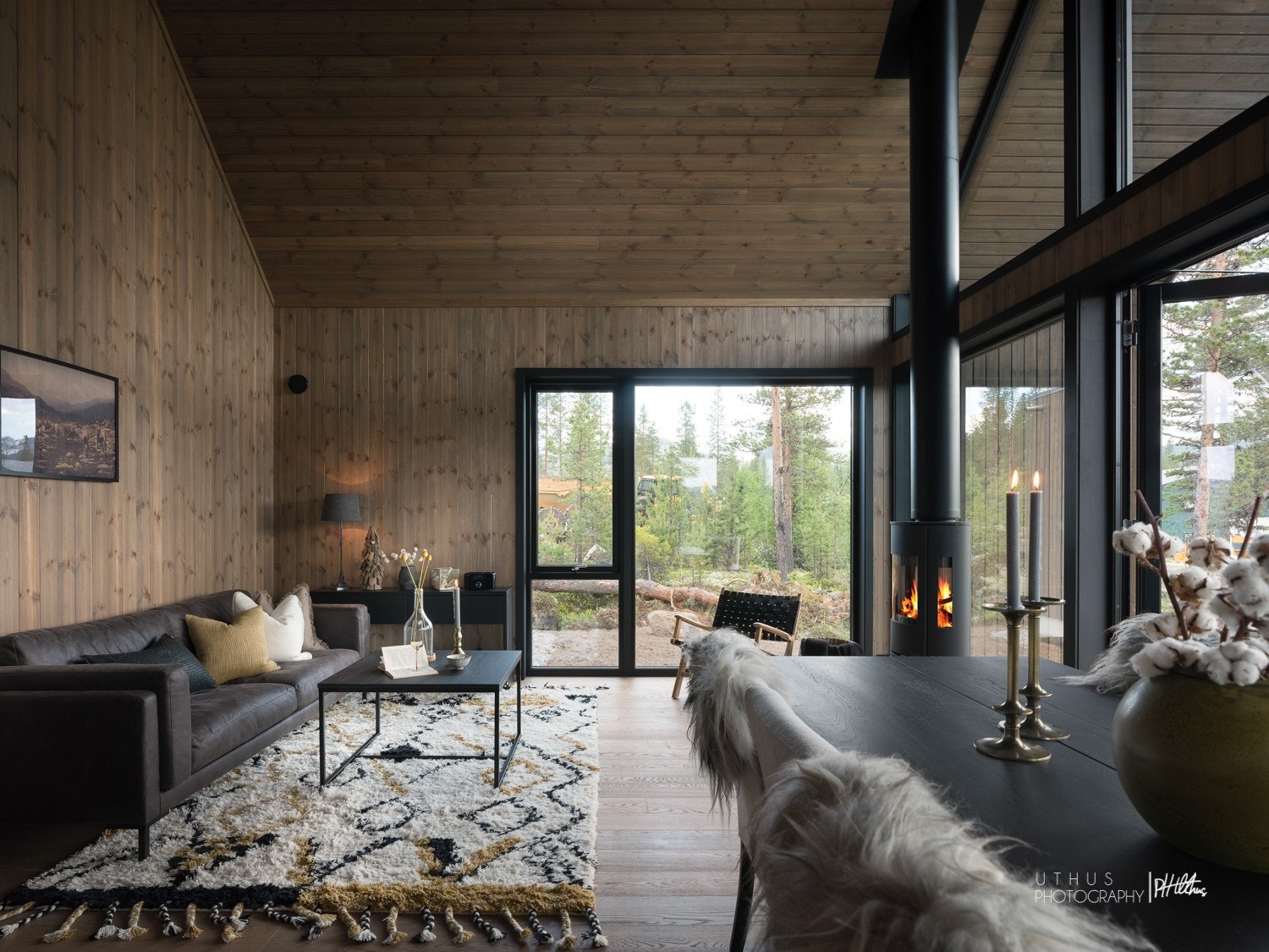 Svært hyggelig romfølelse med nærkontakt til naturomgivelsene med store gulv til tak vinduer. Bilde viser A2-modell Galleribilde