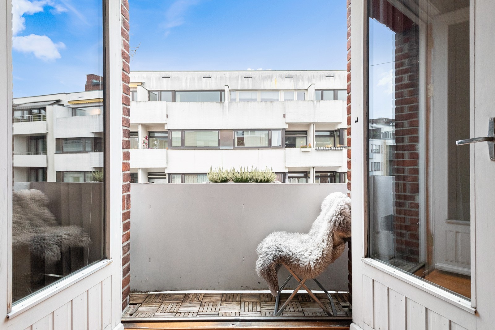 Meget attraktiv 2(3)-roms med svært sentral beliggenhet i rolig blindgate. VV og fyring inkl. Balkong. Bad fra 2015 Galleribilde