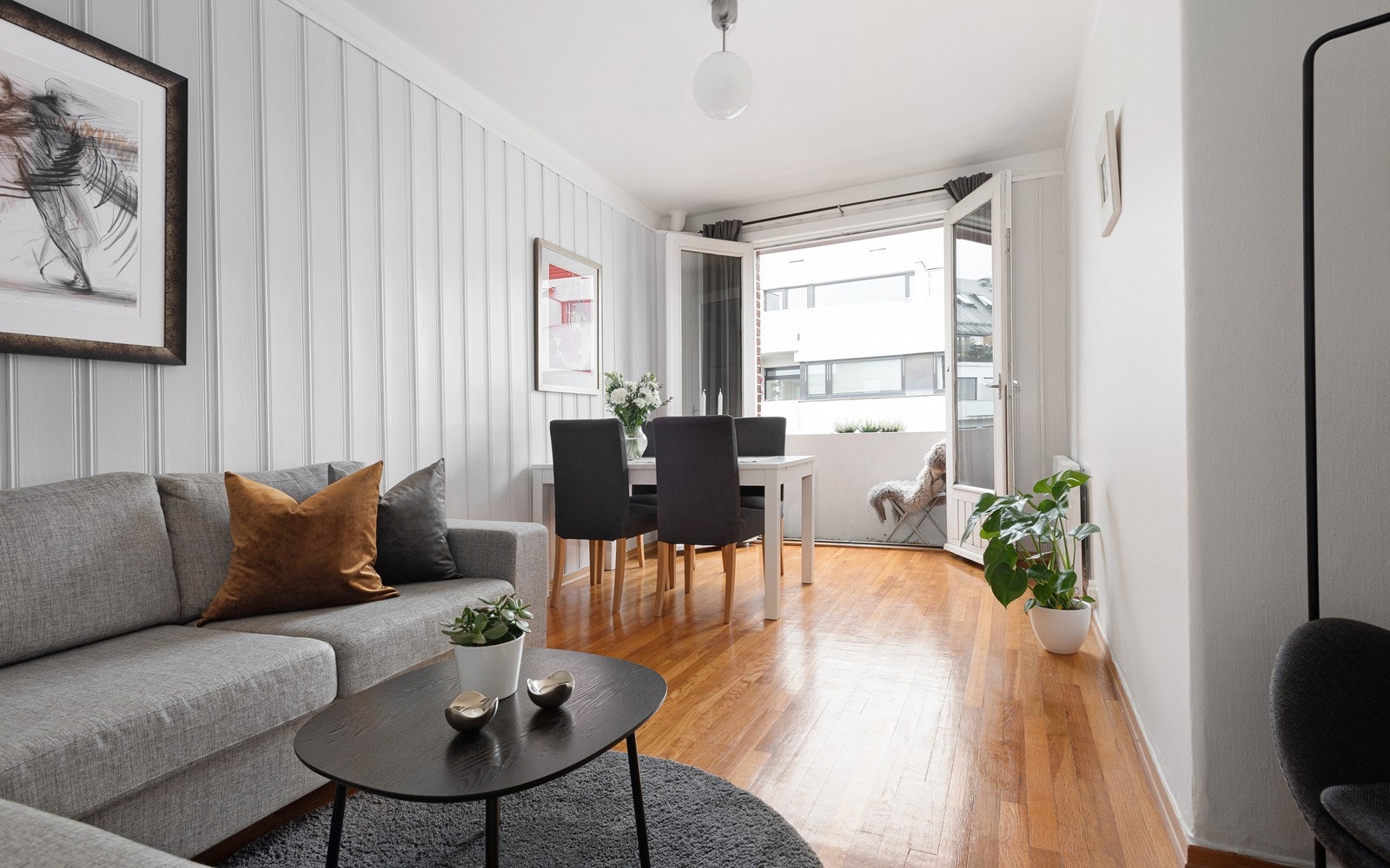 Lys og luftig stue med plass til sofa, sofabord, spisebord og tilhørende møblement. Galleribilde