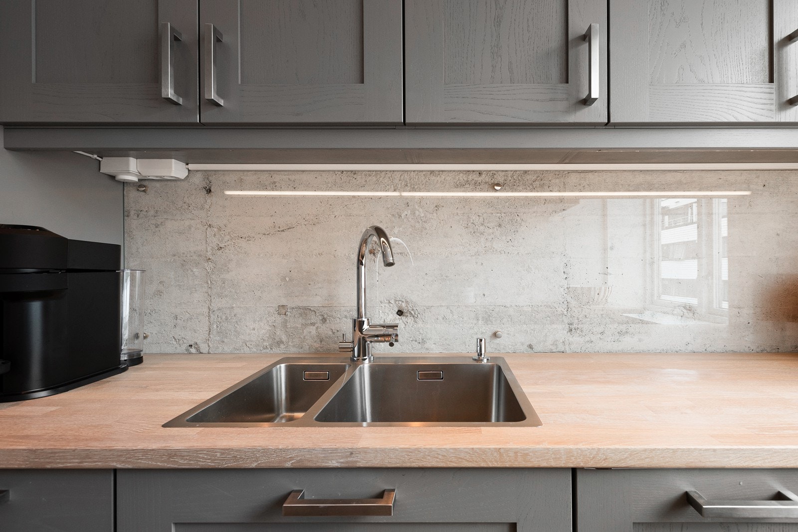 Heltre eik benkeplate med en tykkelse på 30 mm med overlimt dobbel oppvaskkum Galleribilde