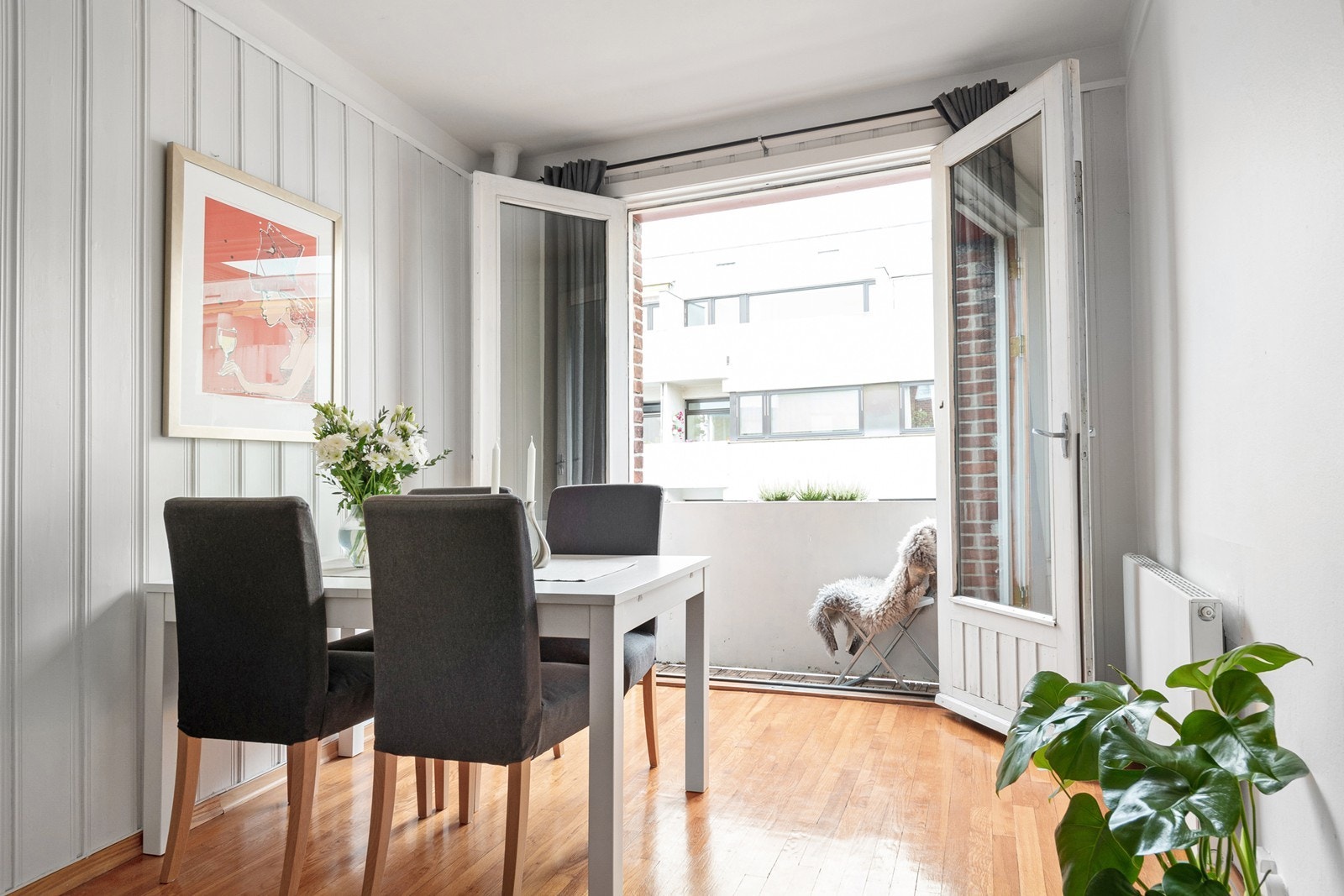 Fra stuen er det utgang til vestvendt balkong Galleribilde