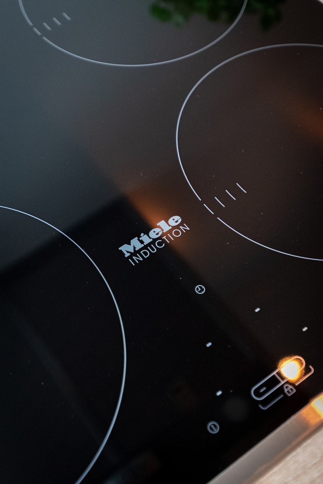 Det er integrert kjøl/fryseskap, oppvaskmaskin, stekeovn og platetopp med mekanisk avtrekk over stekesonen. Alle hvitevarer fra Miele Galleribilde