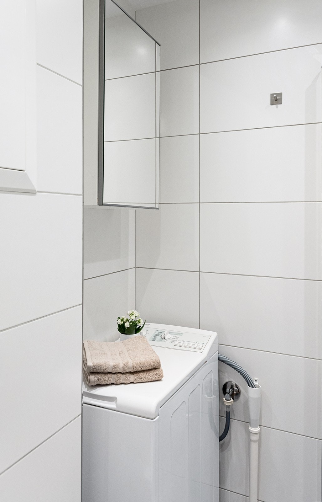 På badet er det opplegg for vaskemaskin Galleribilde