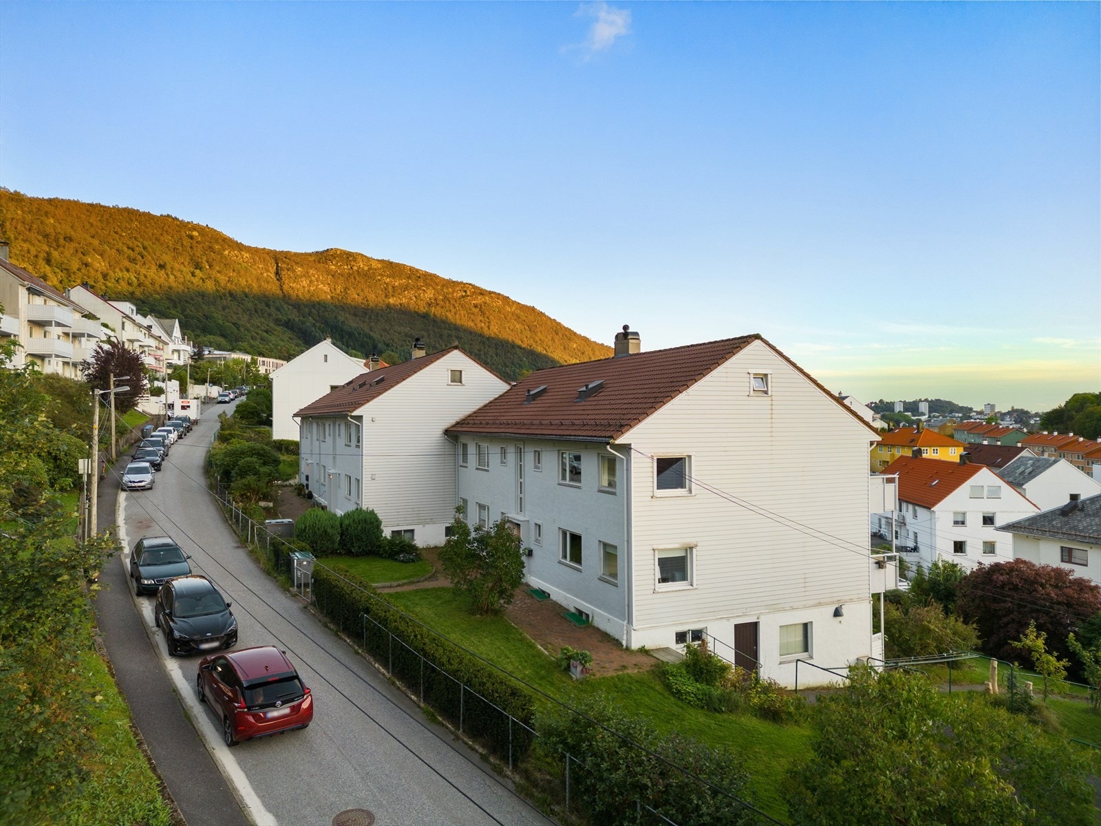 Det er 11 parkeringsplasser i laget, som går etter søknad. Det er ellers sone parkering i gaten. Galleribilde