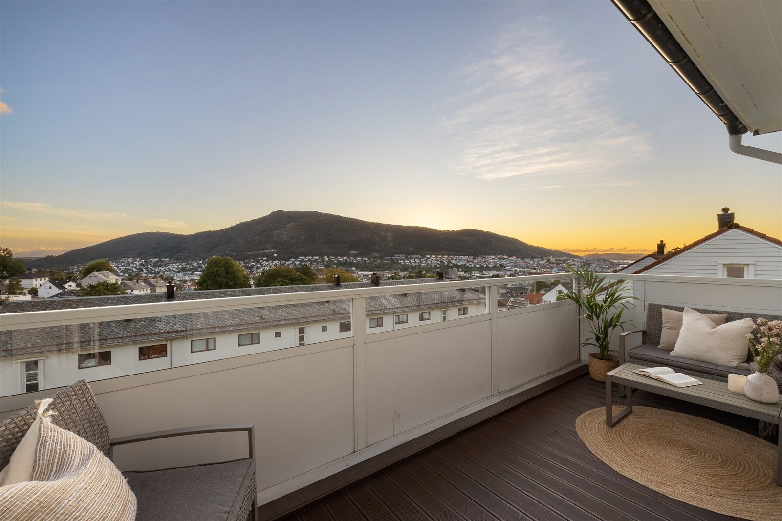 Velkommen til Vognstølen 25! En fantastisk utsiktsleilighet presentert av Maria Eskeland v/Eiendomsmegler Vest. Galleribilde