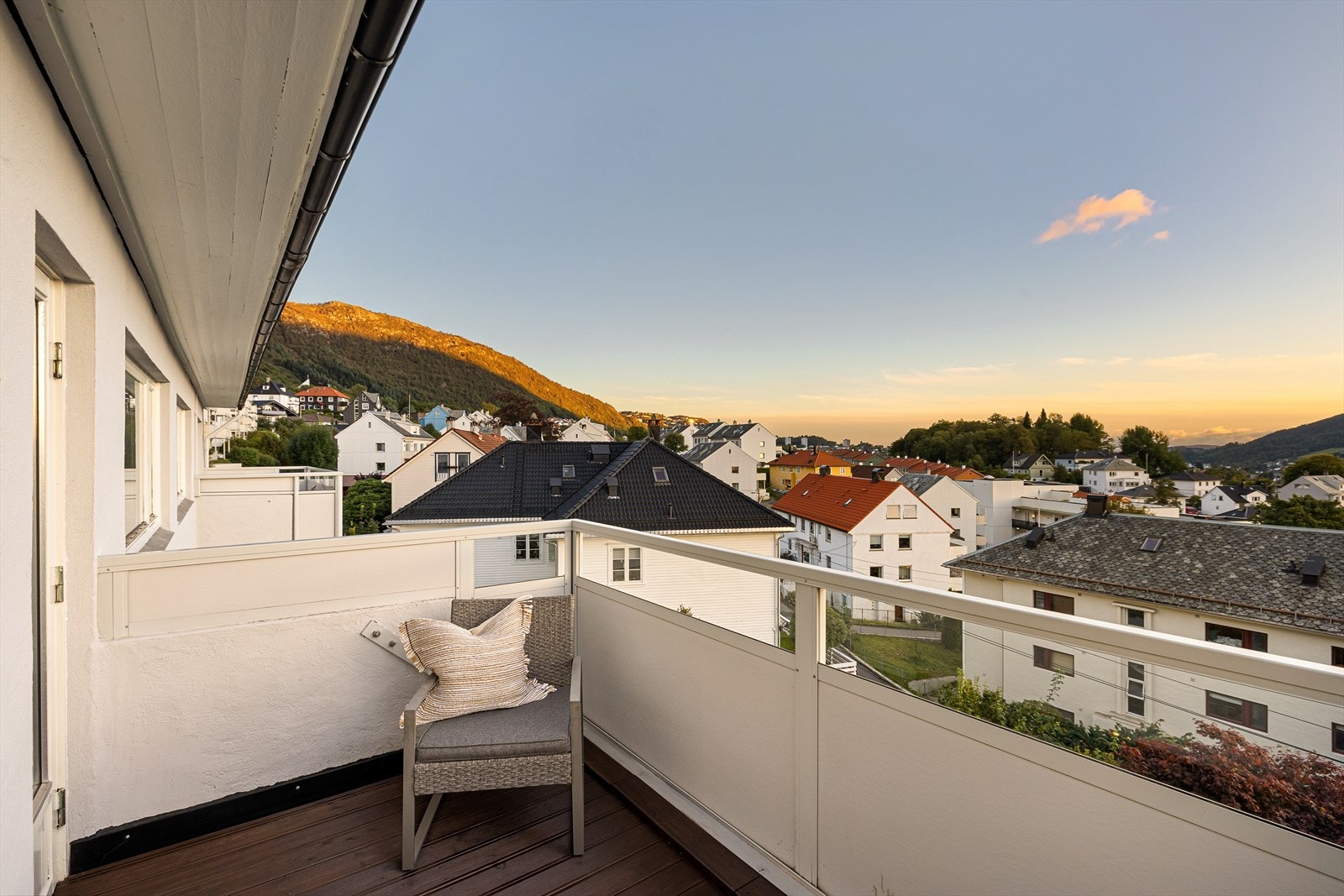 Balkongen nyter solen hele dagen! Her er det også godt med lys på vinterstid, og solnedgangene tryller frem en magisk himmel hele året. Galleribilde