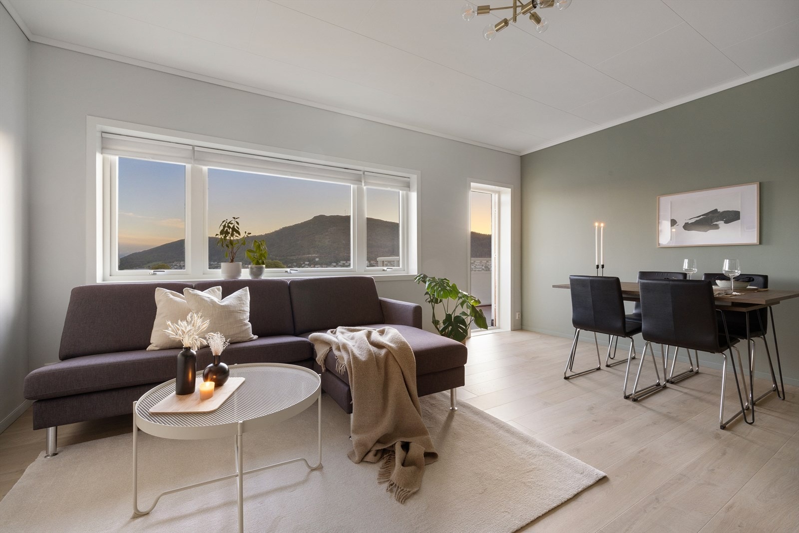 Fargene harmonerer perfekt med den flotte utsikten utenfor. Galleribilde