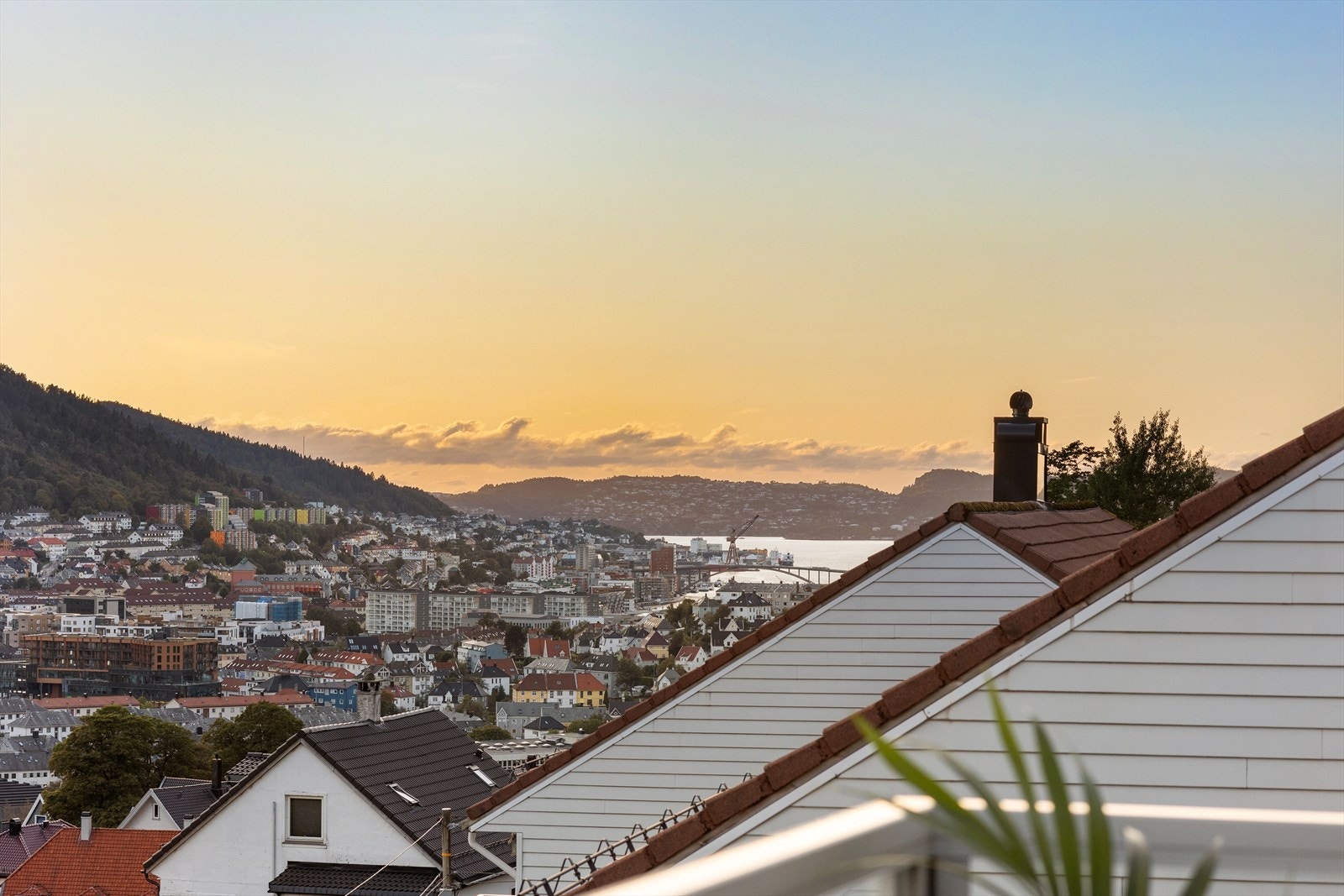 Et lite stykke Bergen. Her nyter man solen fra formiddag til sen kveld. Galleribilde