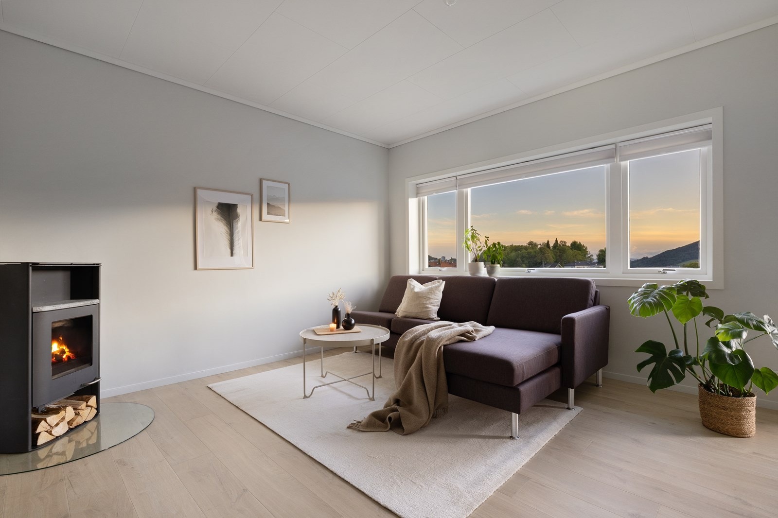 Pene og moderne overflater, og et dust fargepalett preger oppholdsrommet. Galleribilde