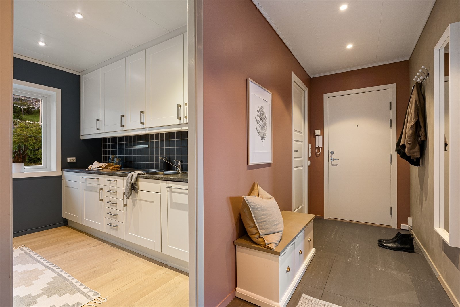 Et gjennomgående lekkert fargepalett i hele leiligheten. Galleribilde