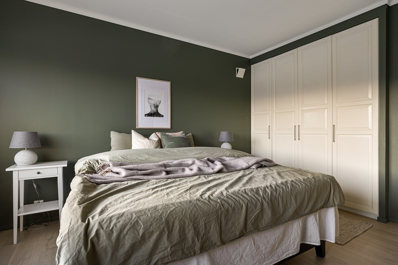 Fantastisk romfølelse, pene overflater og godt med skapplass. Galleribilde