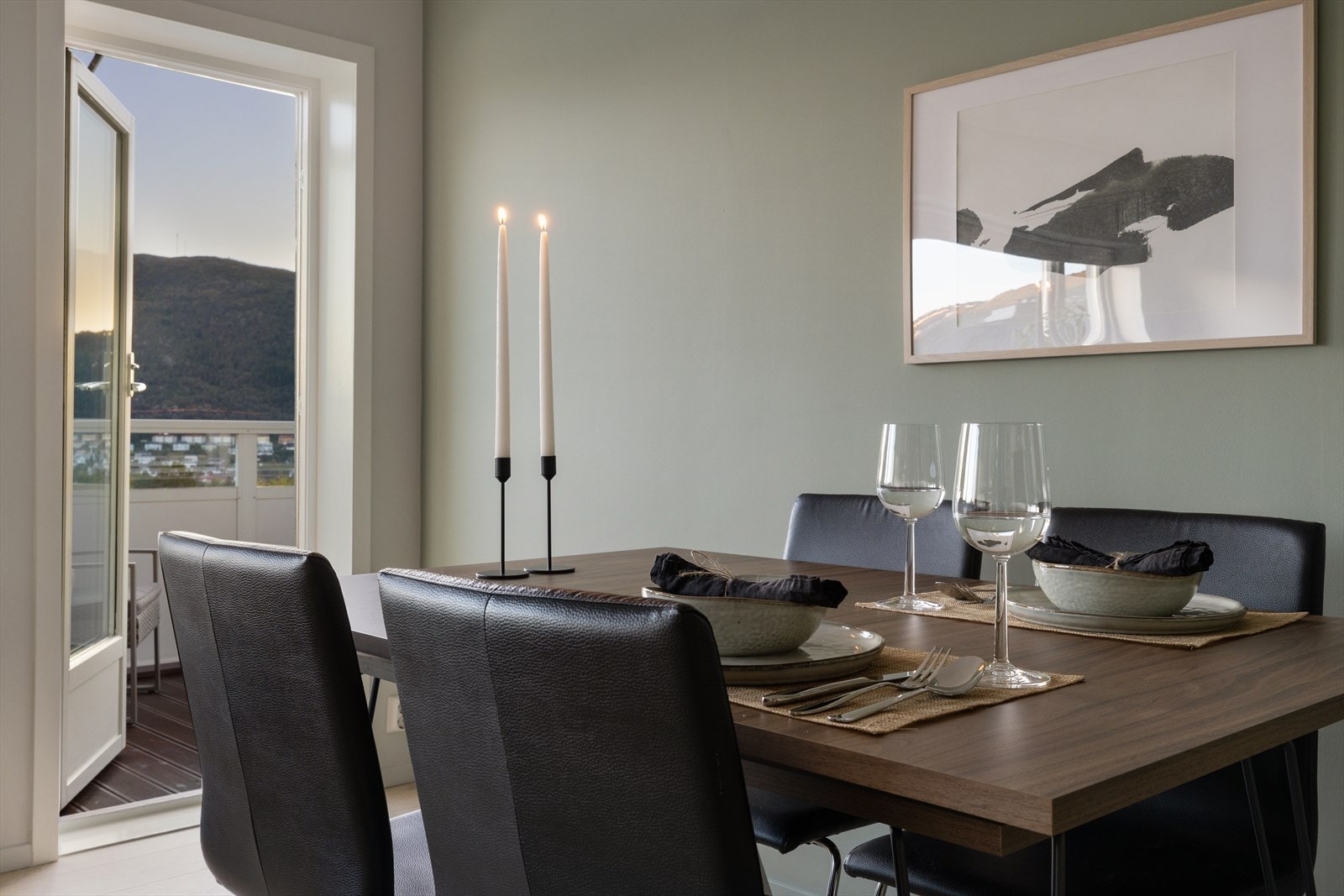 Stuen har ellers god plass til spise- og sittegruppe. Galleribilde