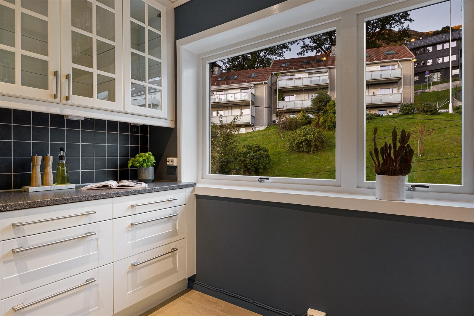 Her har man godt med både oppbevaring-og arbeidsplass. Galleribilde