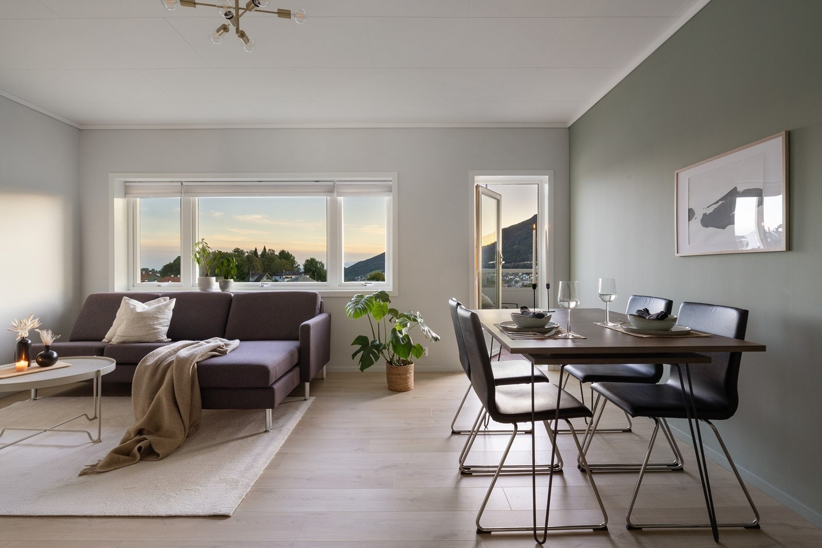 Her har man god plass til middagsbesøk eller koselige kvelder i godt selskap. Galleribilde