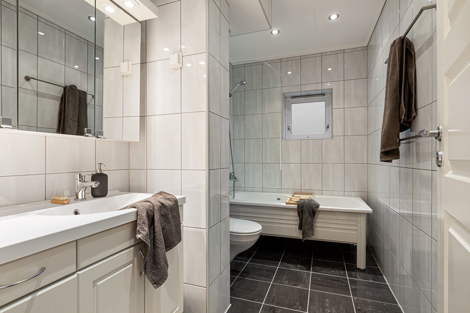 Badet er ellers av god størrelse, med spotter i tak. Galleribilde