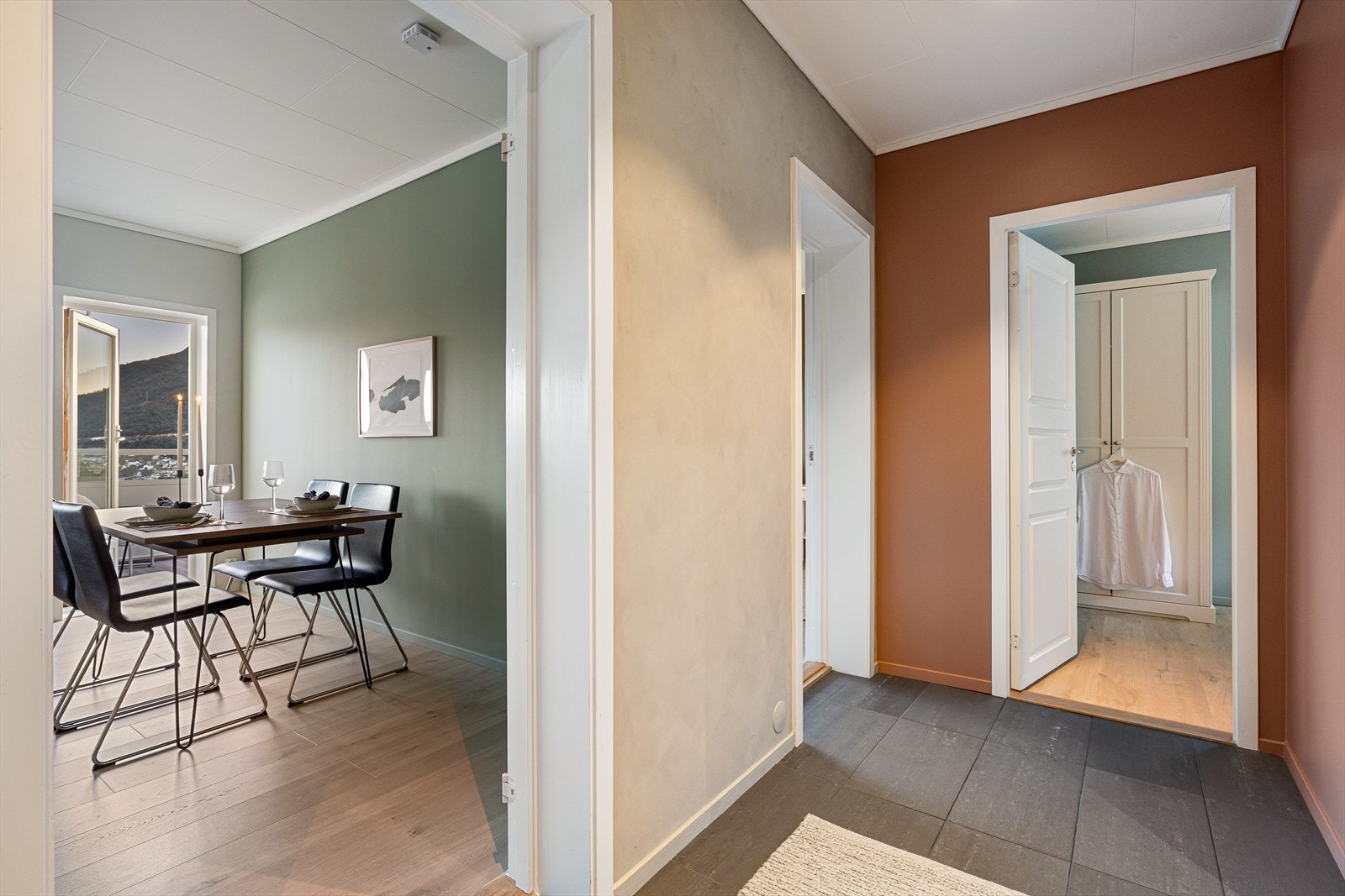 Leiligheten fremstår i god stand. Deilig med fliser med varmekabler i gang! Galleribilde