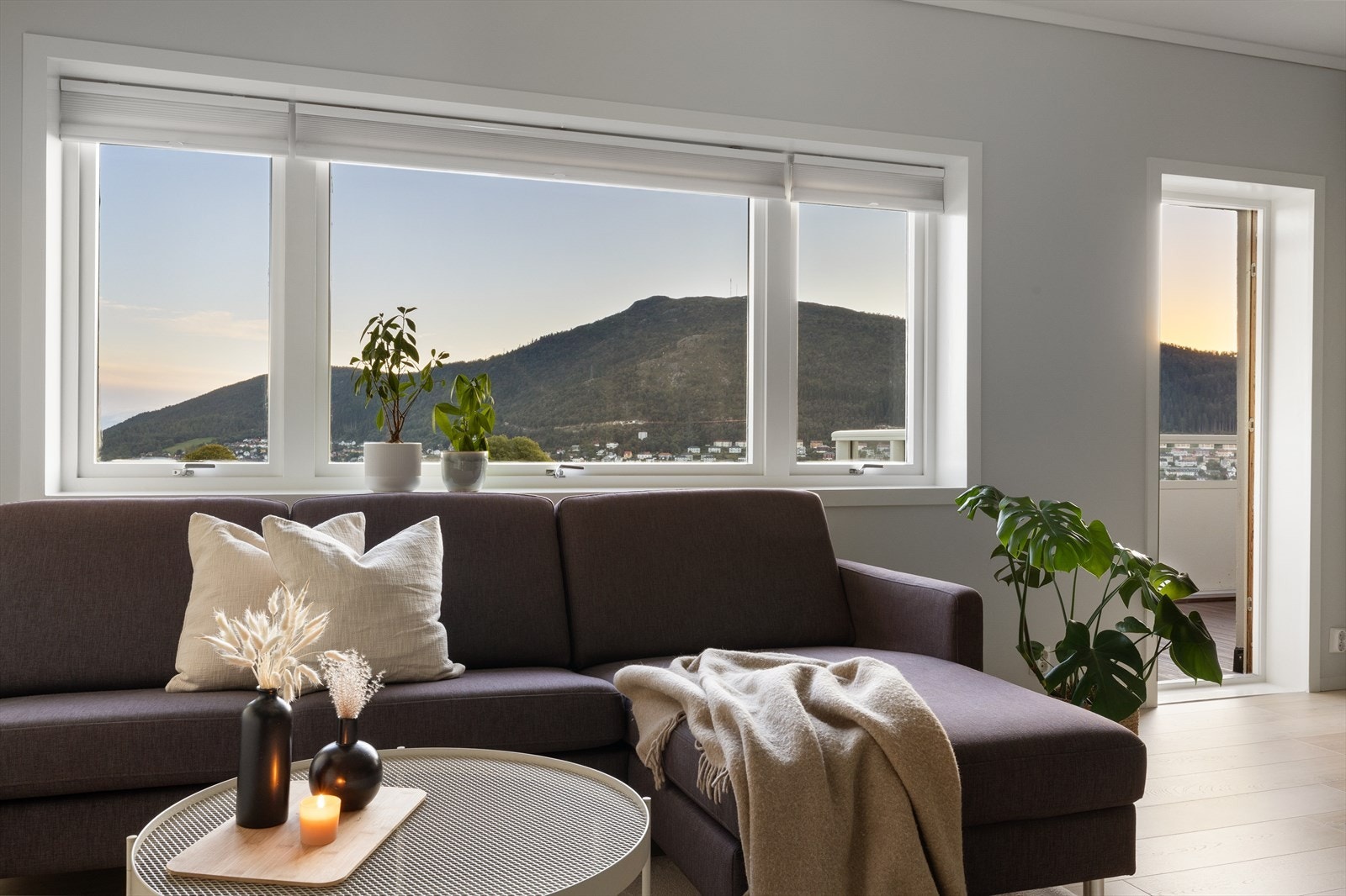 Det er ellers montert solskjerming på vinduene. Galleribilde