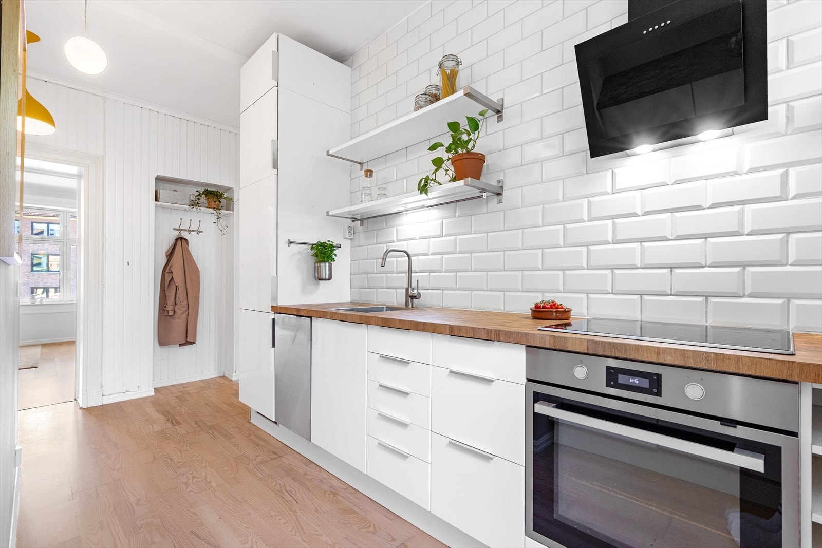 Integrerte hvitevarer som kjøl- og fryseskap, oppvaskmaskin, stekeovn, platetopp og ventilator med kullfilter følger med leiligheten. Galleribilde