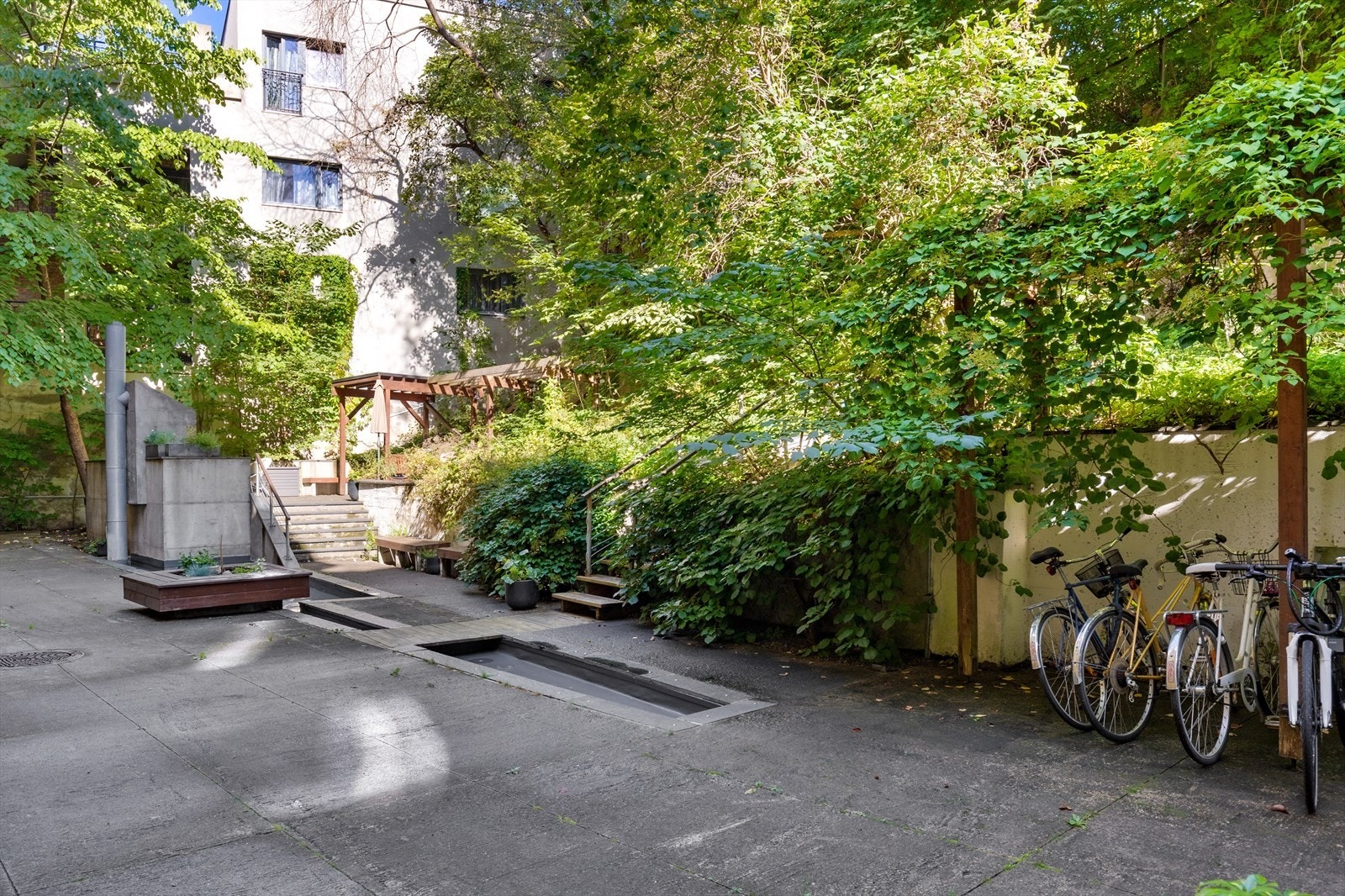 Det er felles sykkelparkering i bakgården. Galleribilde