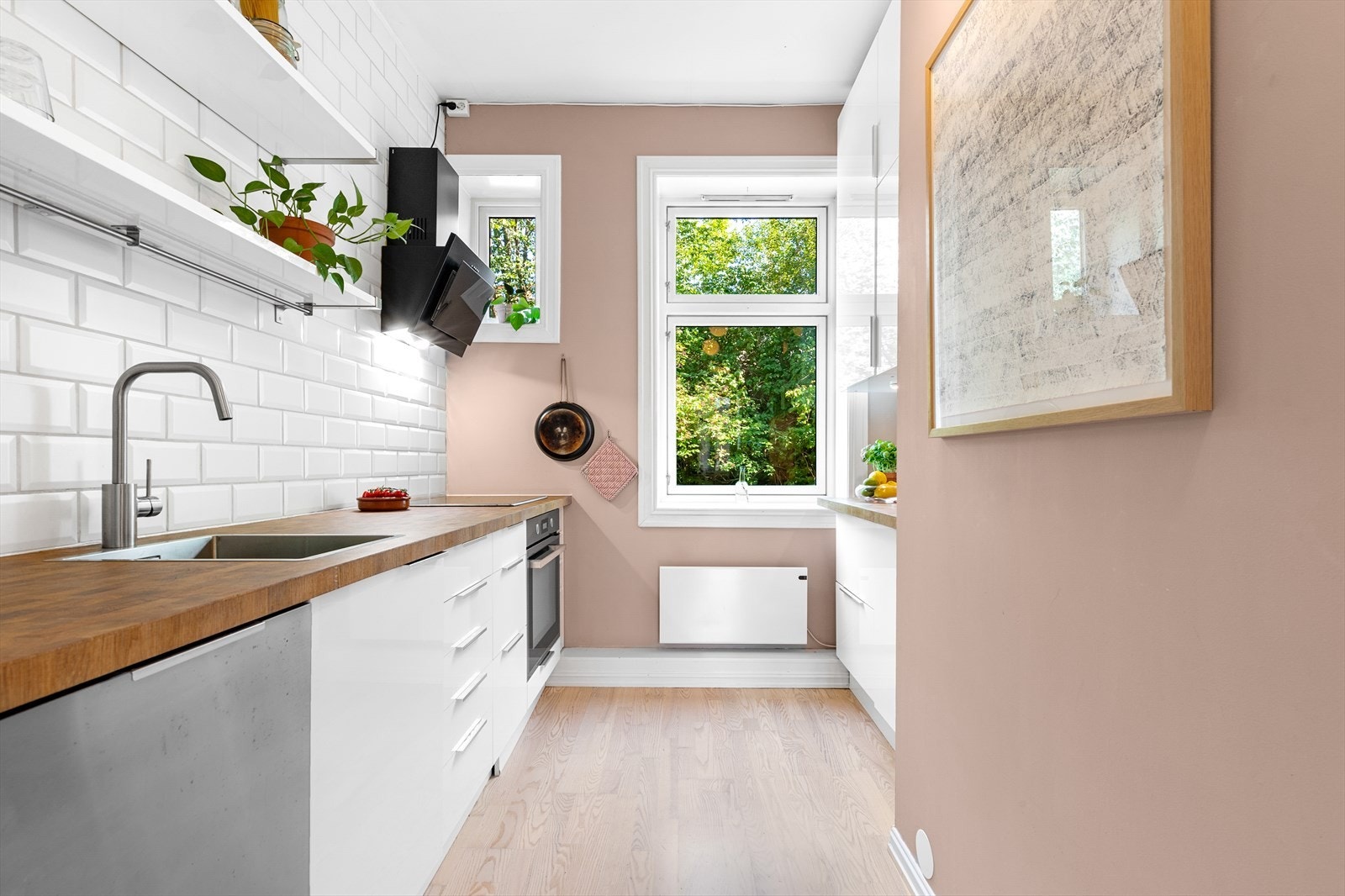 Separat kjøkken fra 2008 med innredning fra IKEA bestående av slette fronter i høyglans, benkeplate av laminat og fliser på bakvegg. Galleribilde