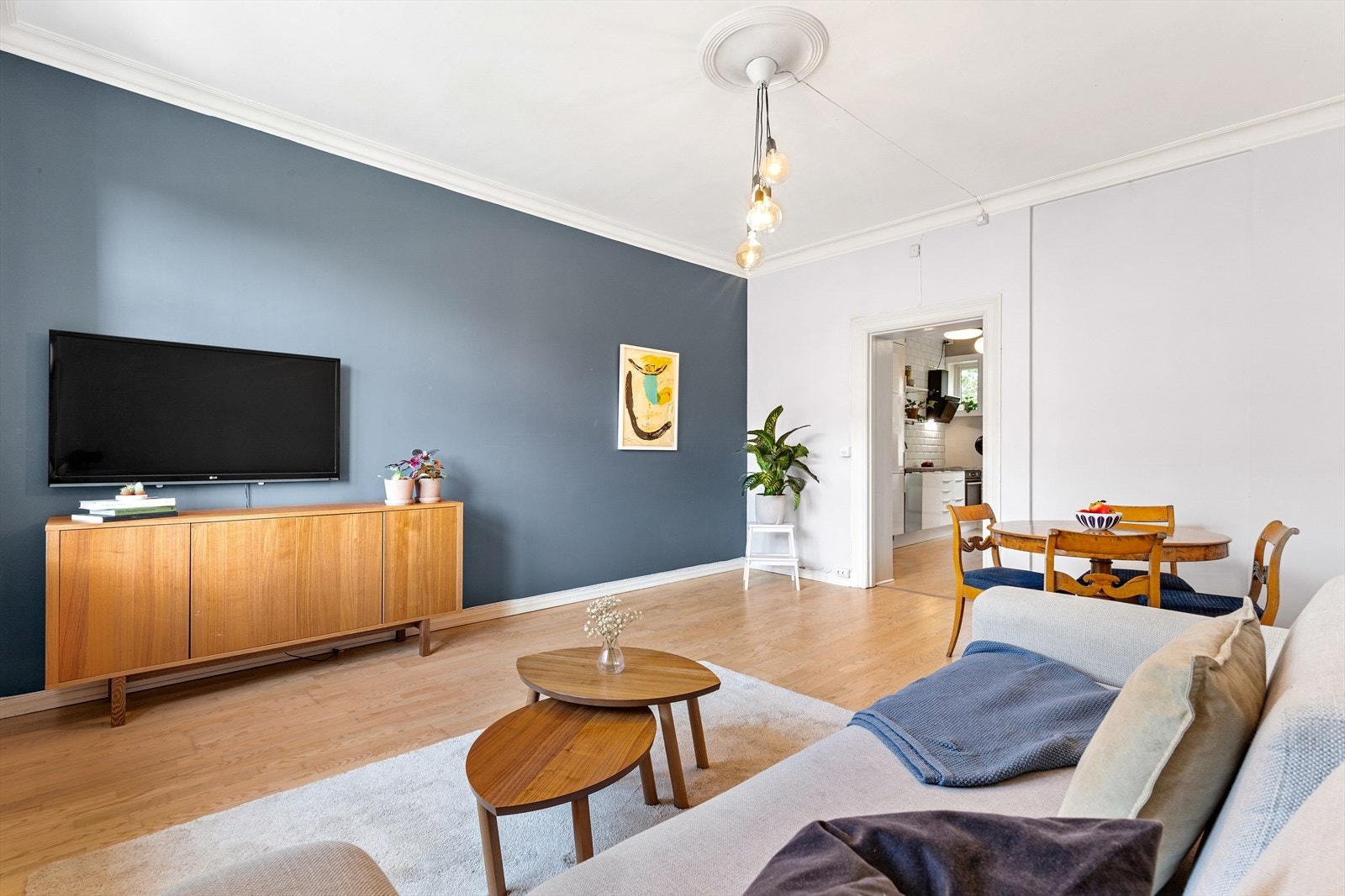 Stuen har god plass til både sofakrok, TV-møbler og spisebord. Galleribilde