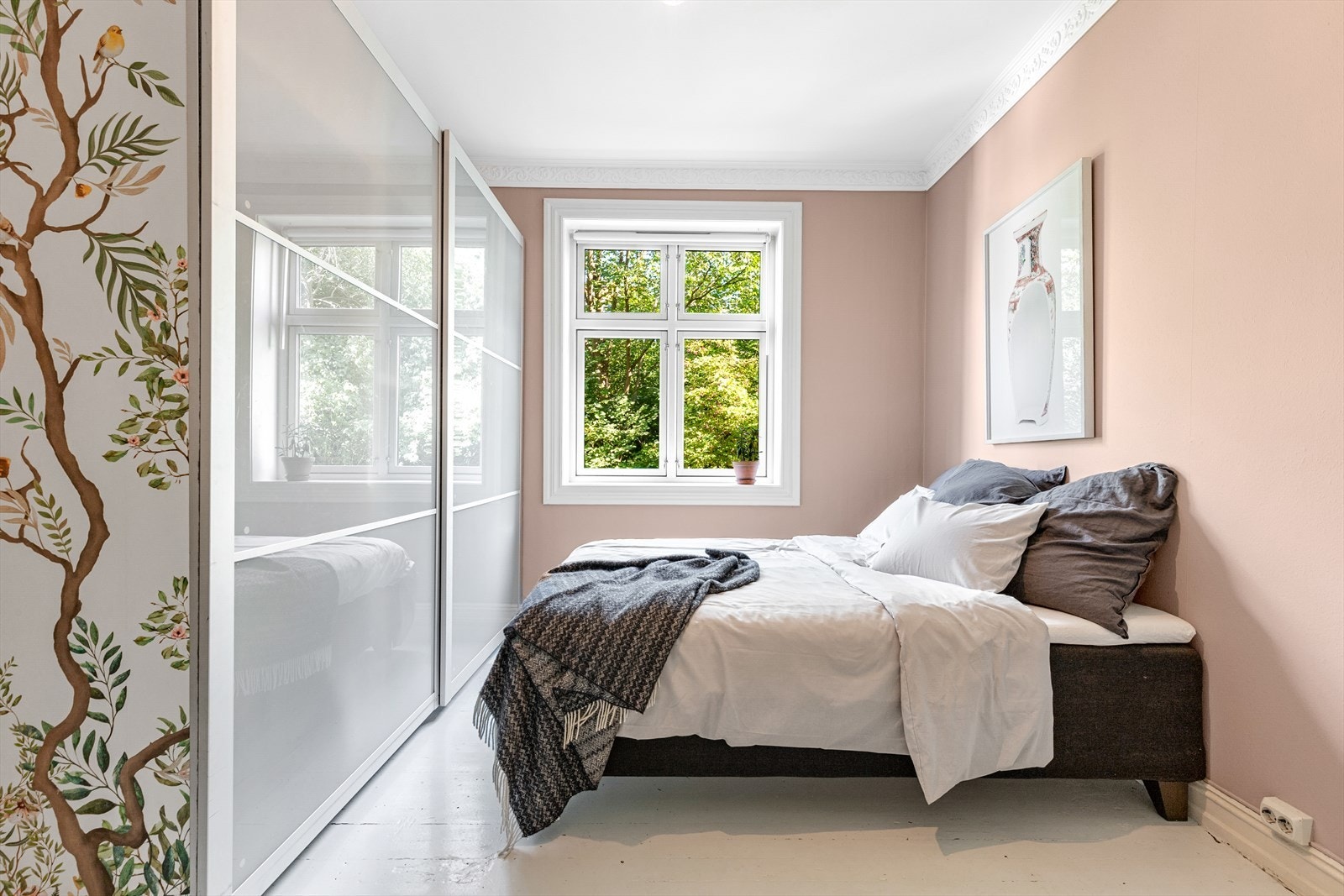 Soverommet ligger fint til vendt inn mot rolig bakgård. Galleribilde