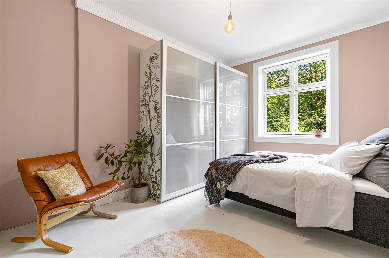 Soverommet er stort og luftig, og har god plass til oppbevaringsmøbler etter eget ønske. Rosetten avbildet tidligere i annonsen er her på soverommet. Galleribilde