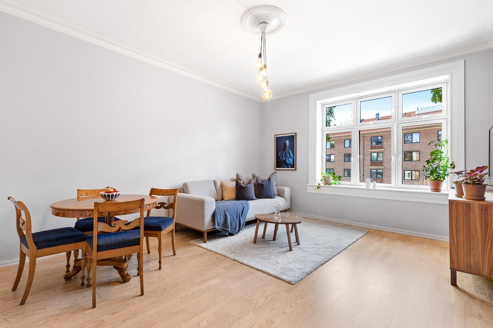 Dette er en gjennomgående og lys 2-roms leilighet med separat kjøkken og flott beliggenhet på Nedre Kampen/Tøyen. Galleribilde