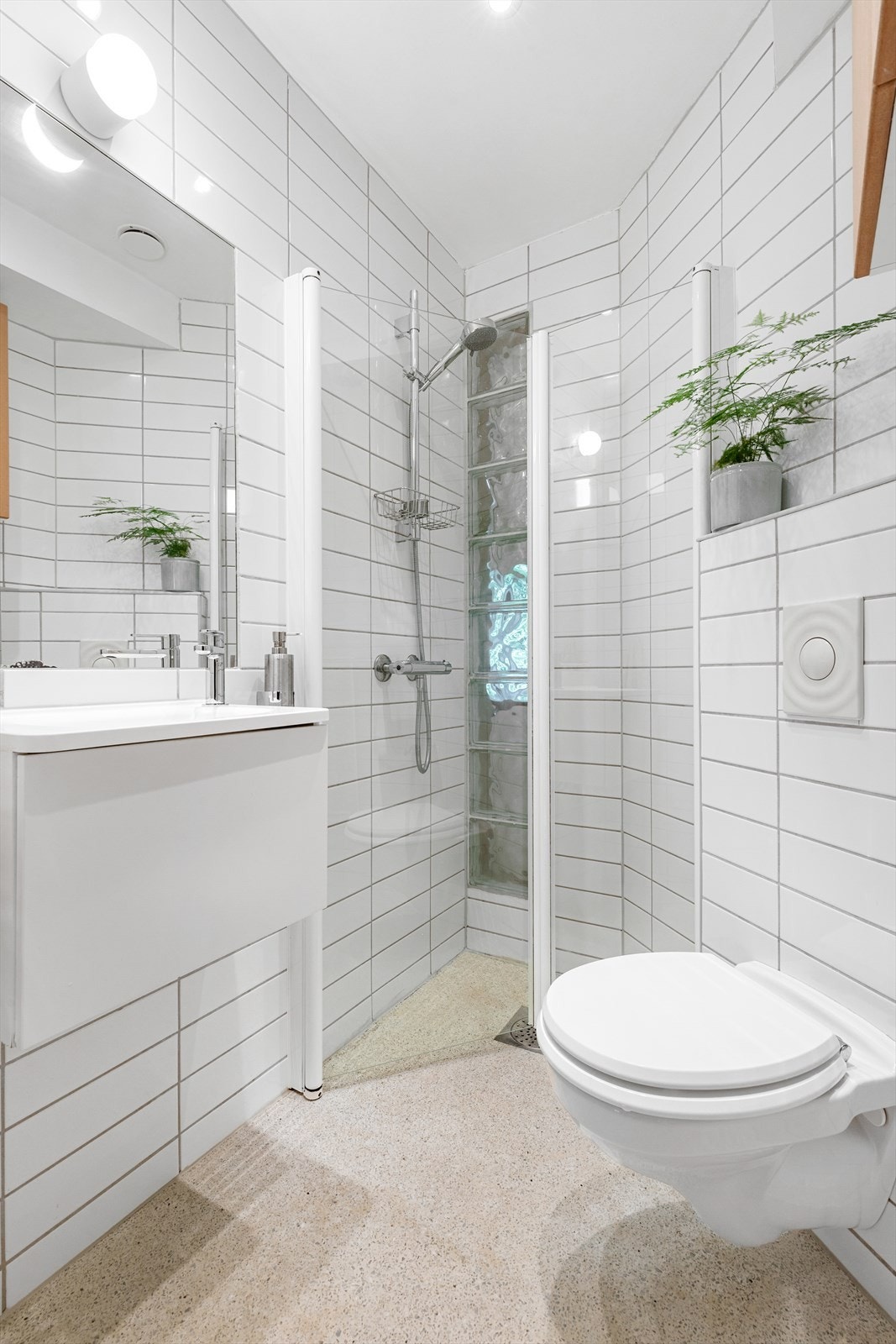 Baderom fra 2008 med elektrisk gulvvarme. Galleribilde