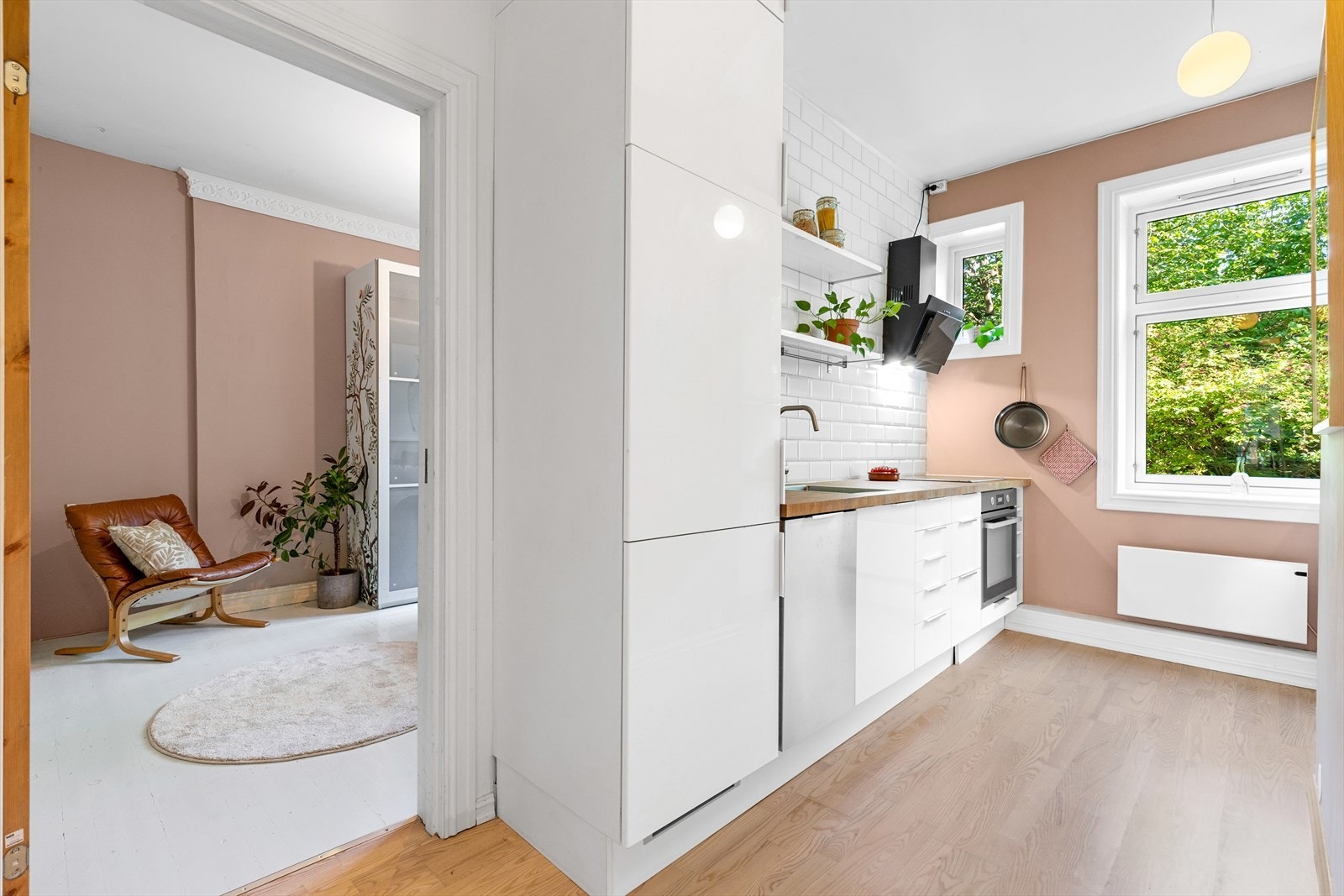 Store vindusflater sørger for rikelig med lysinnslipp. Galleribilde