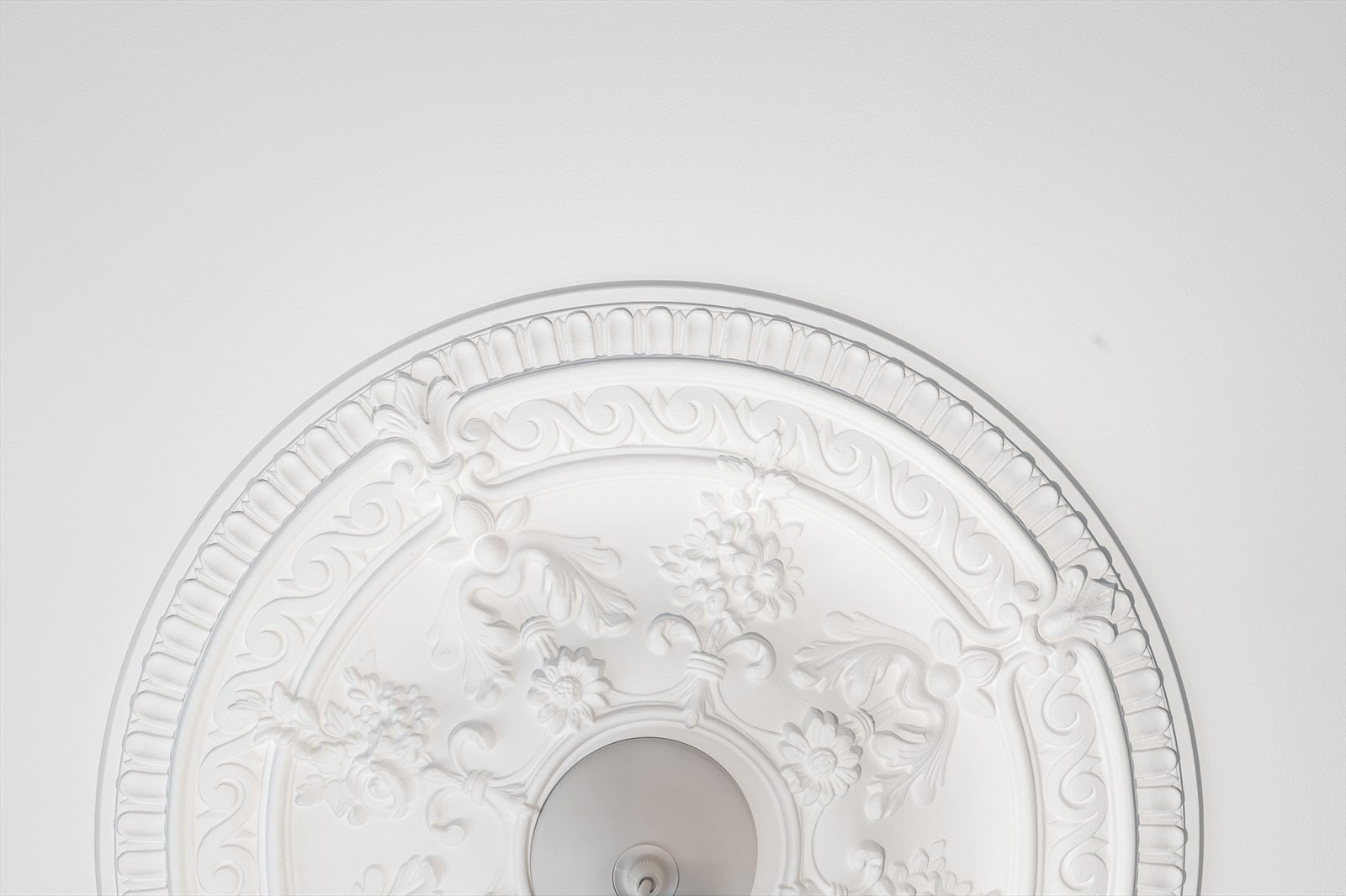 Leiligheten har klassiske detaljer som stukkatur og rosett, god takhøyde og store vindusflater. Galleribilde