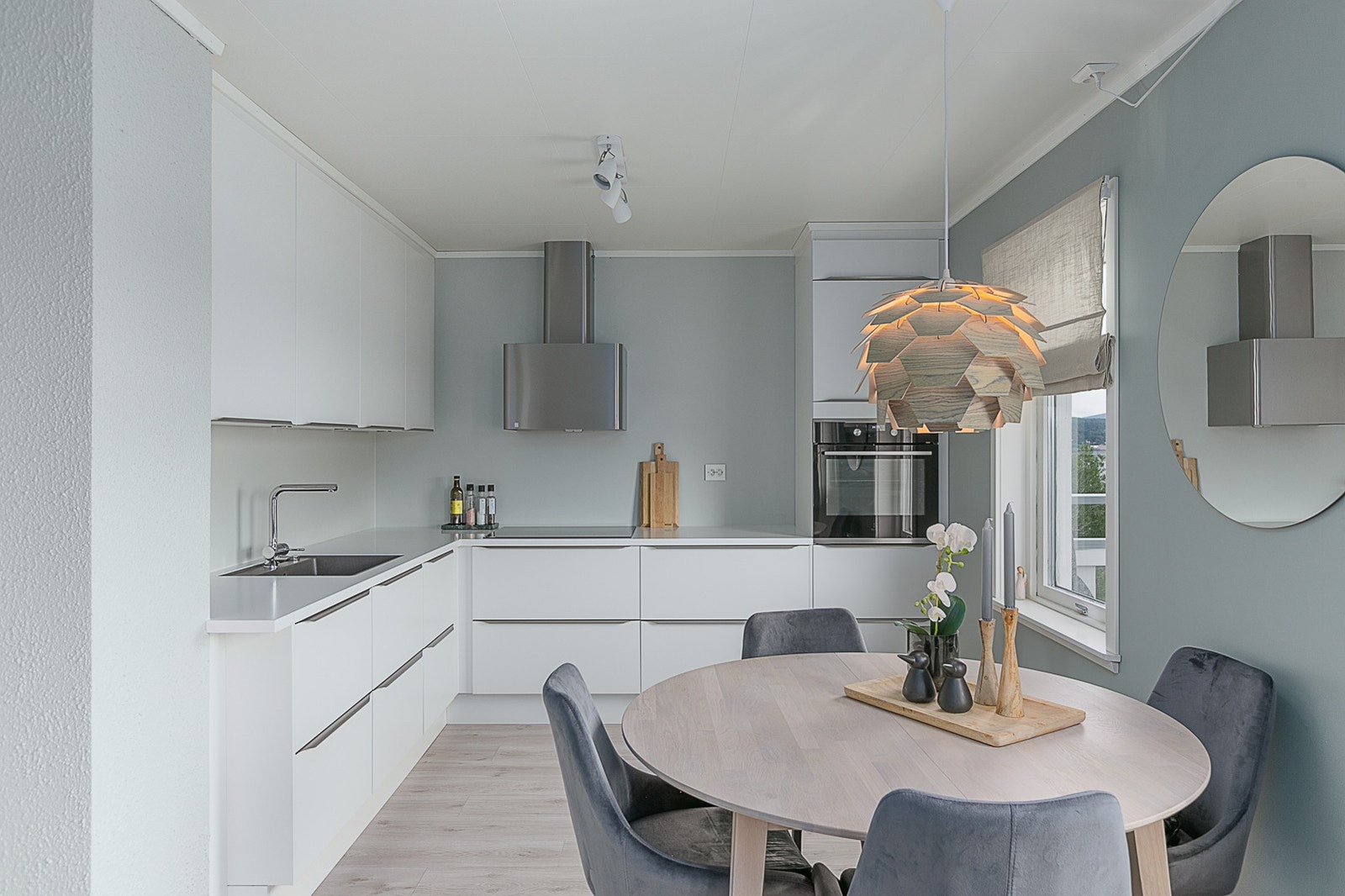 Pent kjøkken fra 2019 med integrerte hvitevarer. Galleribilde