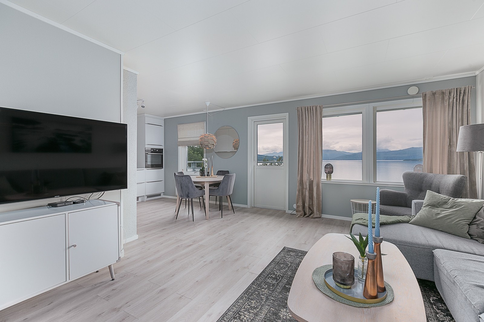 Oppgradert leilighet med to soverom og parkering i carport, lave felleskostnader og gangavstand til sentrum. Galleribilde