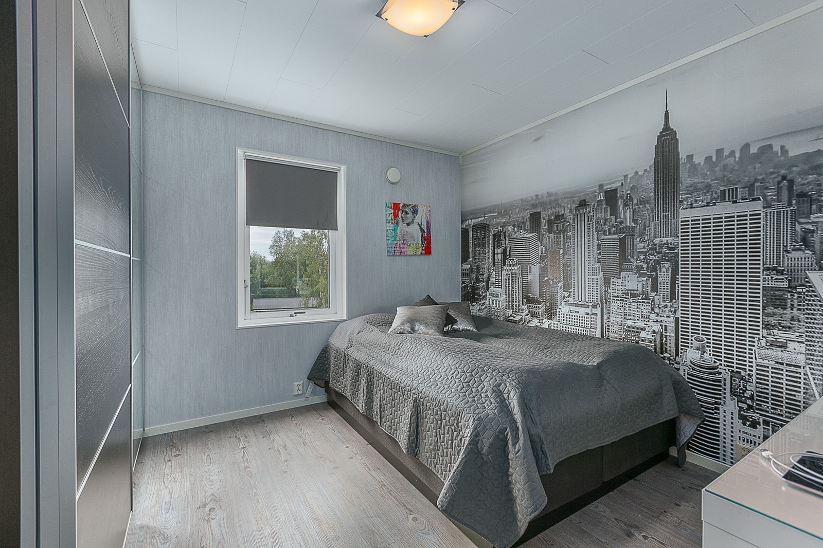 Soverom med skyvedørsgarderobe. Galleribilde