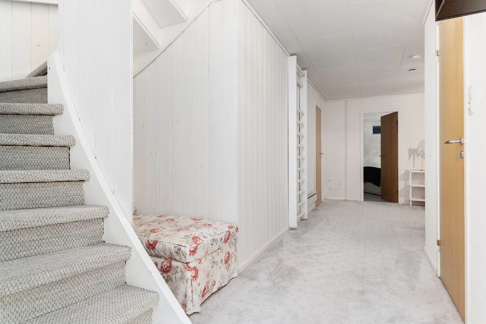 Trappegang og hall i kjeller Galleribilde
