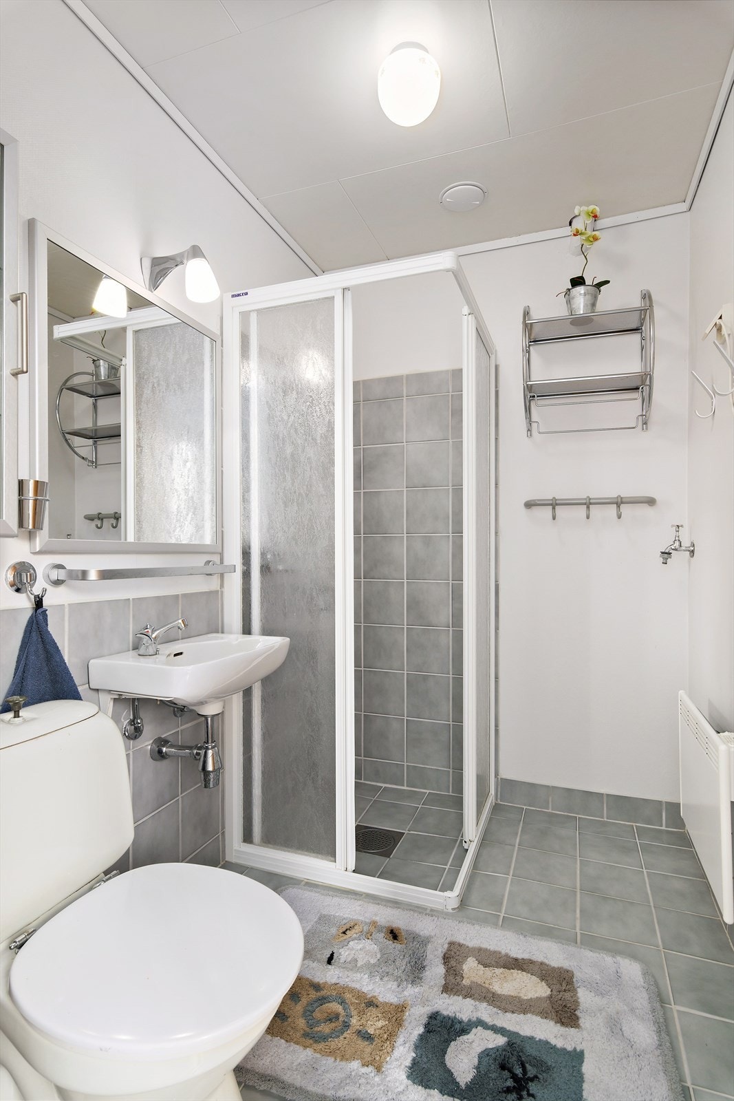 Bad i kjeller med WC, servant og dusjkabinett Galleribilde