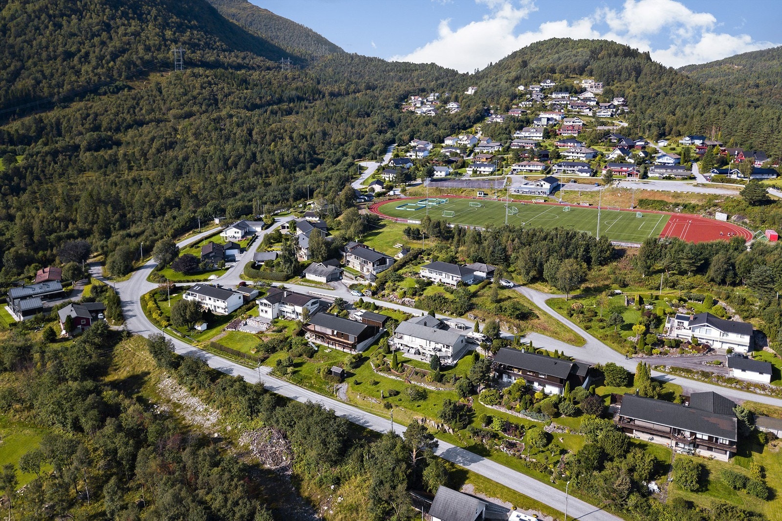 Nærområdet med kort gangavstand til idrettsanlegg og turområder Galleribilde