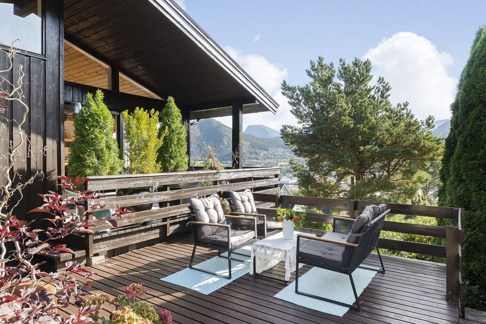 Innbydende og koselig terrasseareal Galleribilde