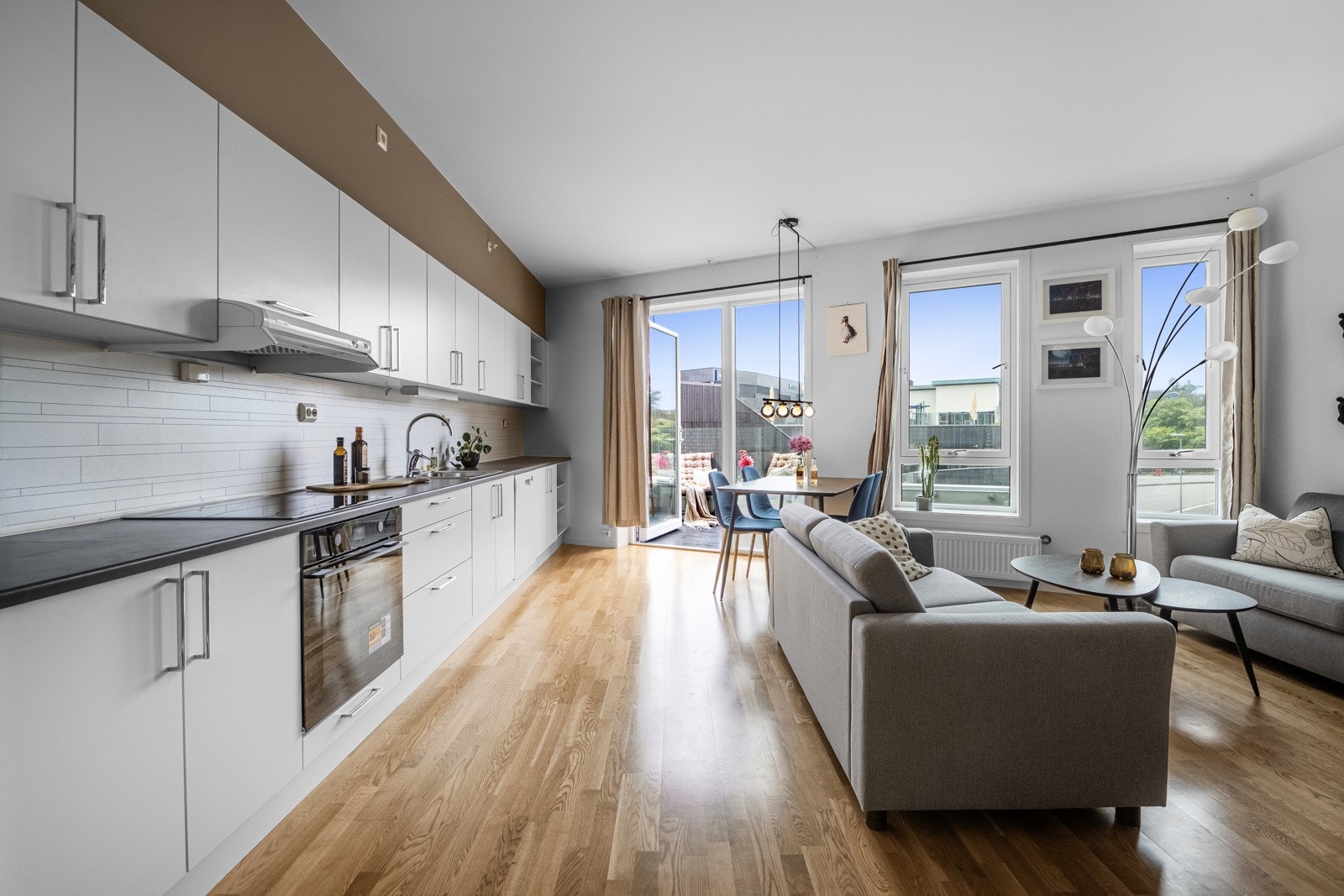 Åpen stue- kjøkkenløsning med rikelig naturlig lysinnslipp. Galleribilde