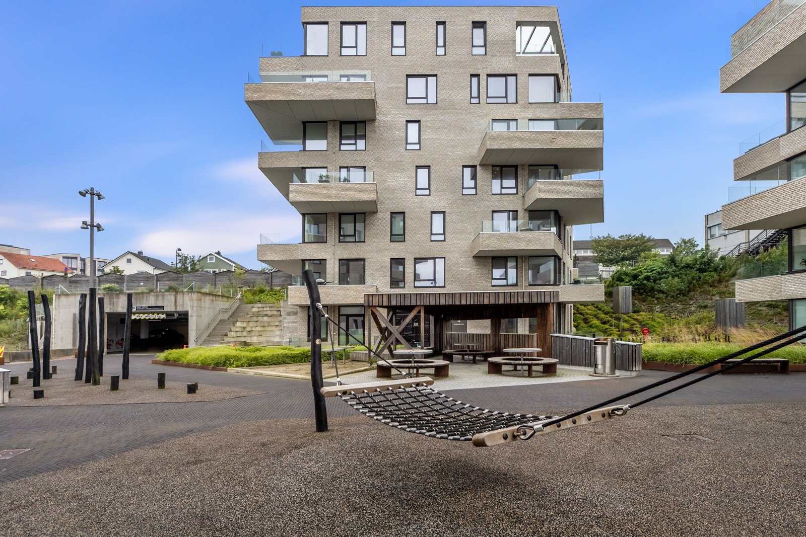 Innkjøring til gjesteparkering under tak. Galleribilde