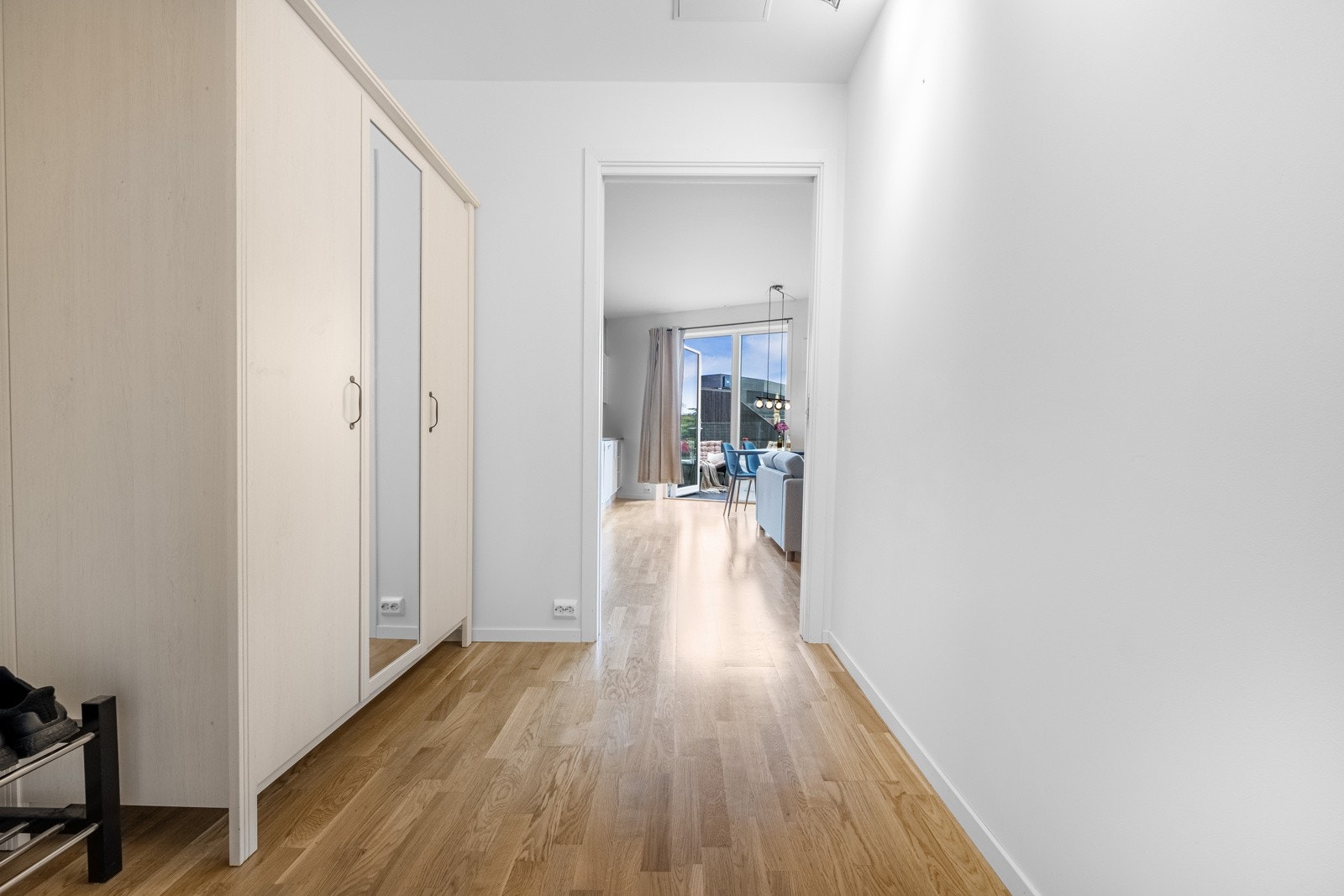 Romslig entrè med gode oppbevaringsmuligheter. Galleribilde