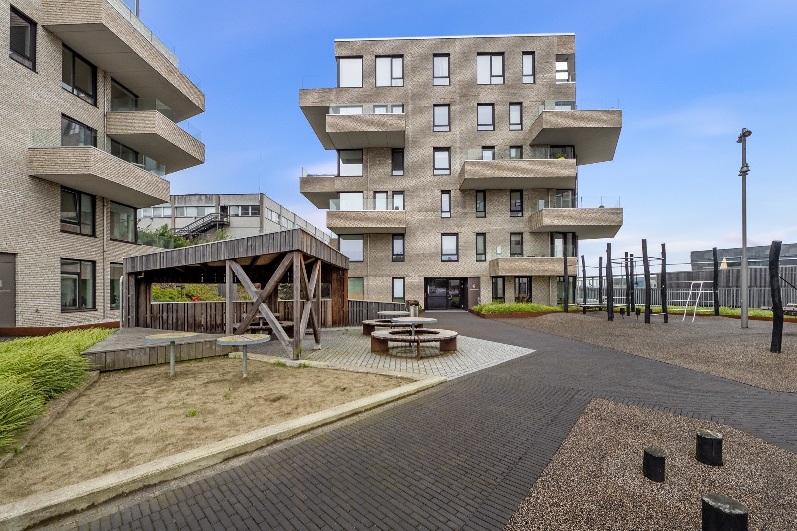 Her har du kort vei til alt man trenger av fasiliteter, inkludert skoler, idrettsanlegg og butikker, er rett i nærheten. Galleribilde