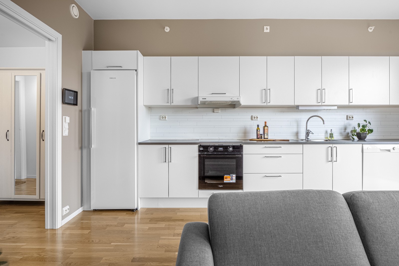 Tidløst kjøkken med ny stekeovn med dampfunksjon. Galleribilde