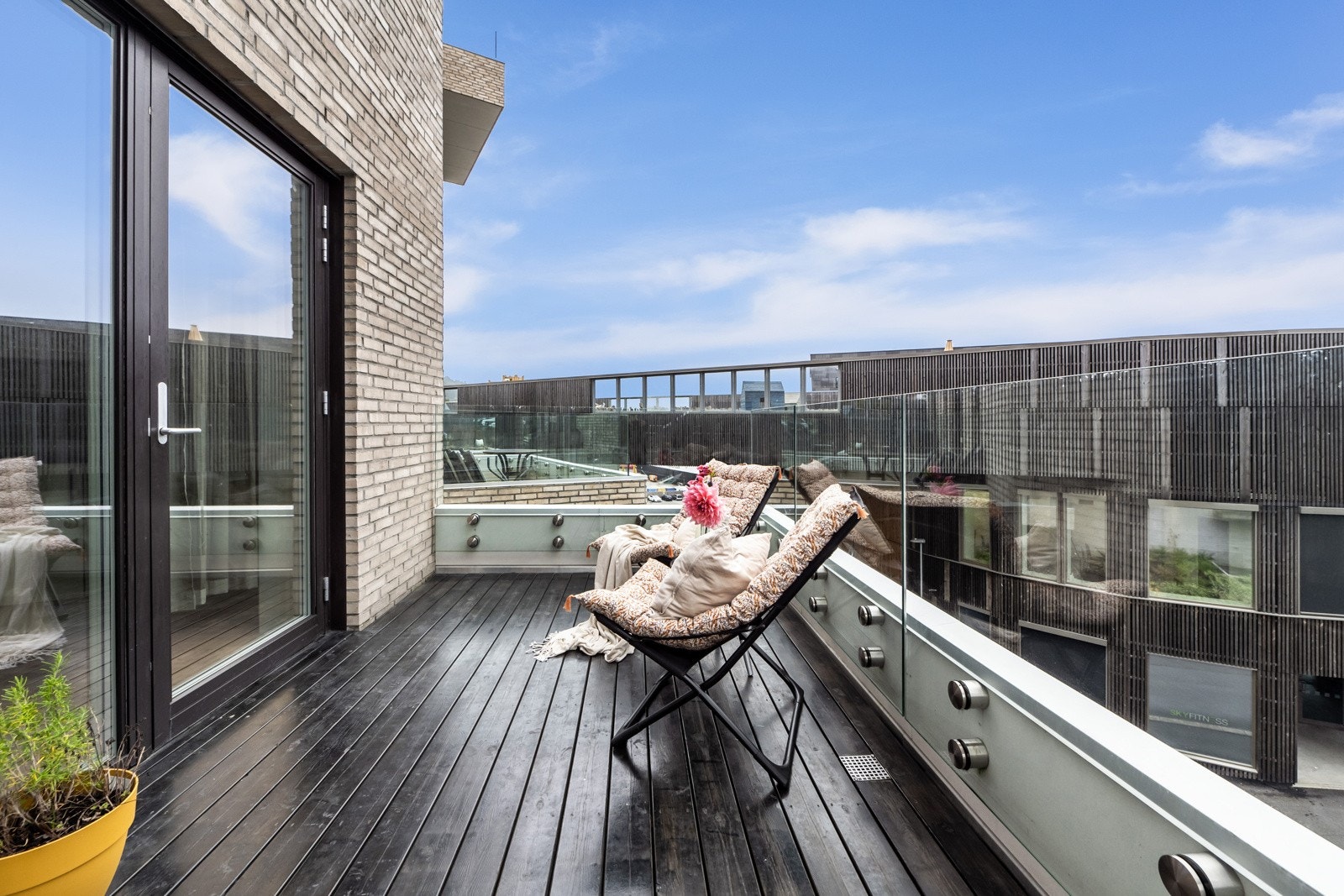 Stor og luftig balkong på 11m2. Galleribilde