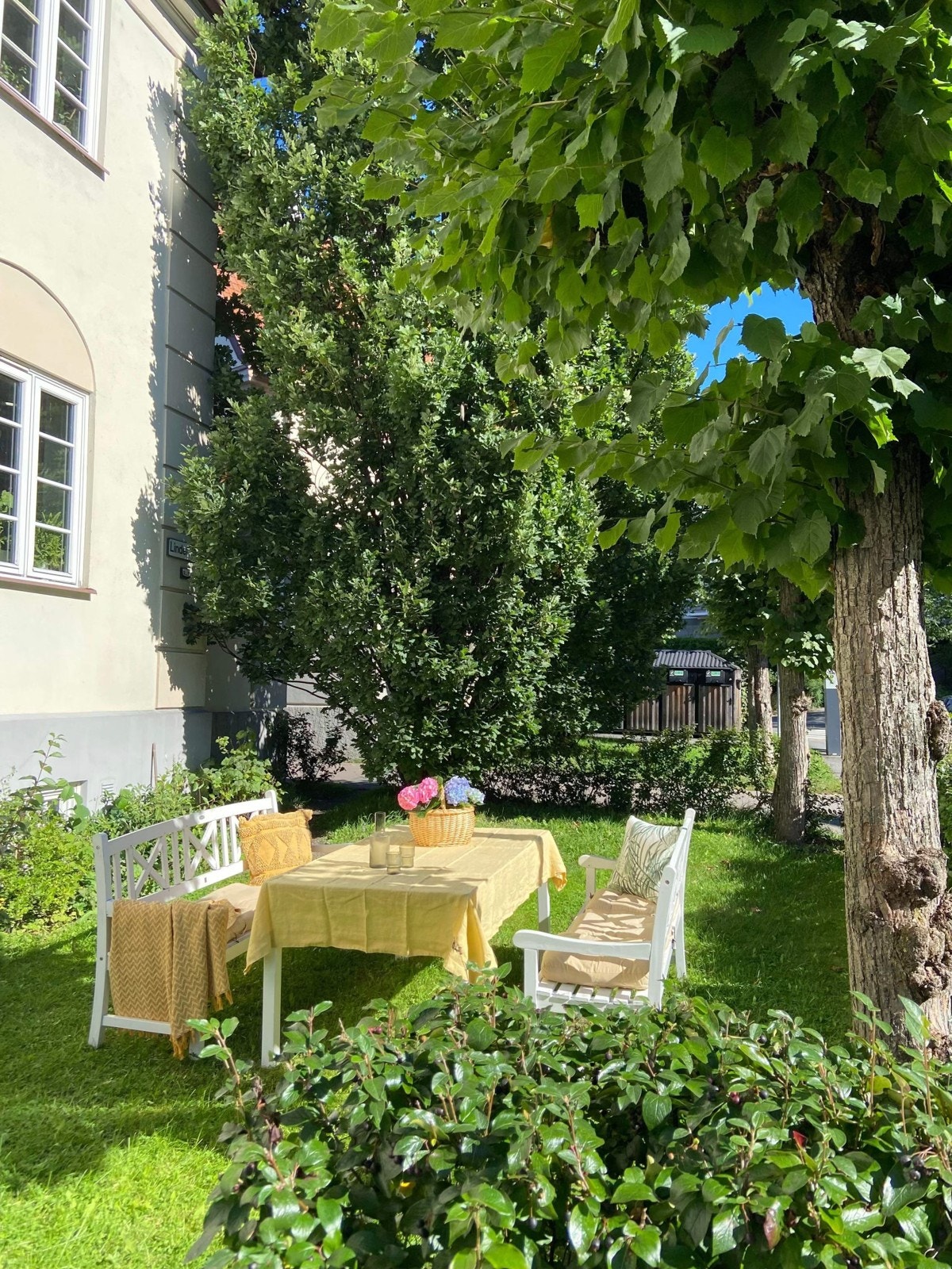 Felles uteplass foran gården Galleribilde
