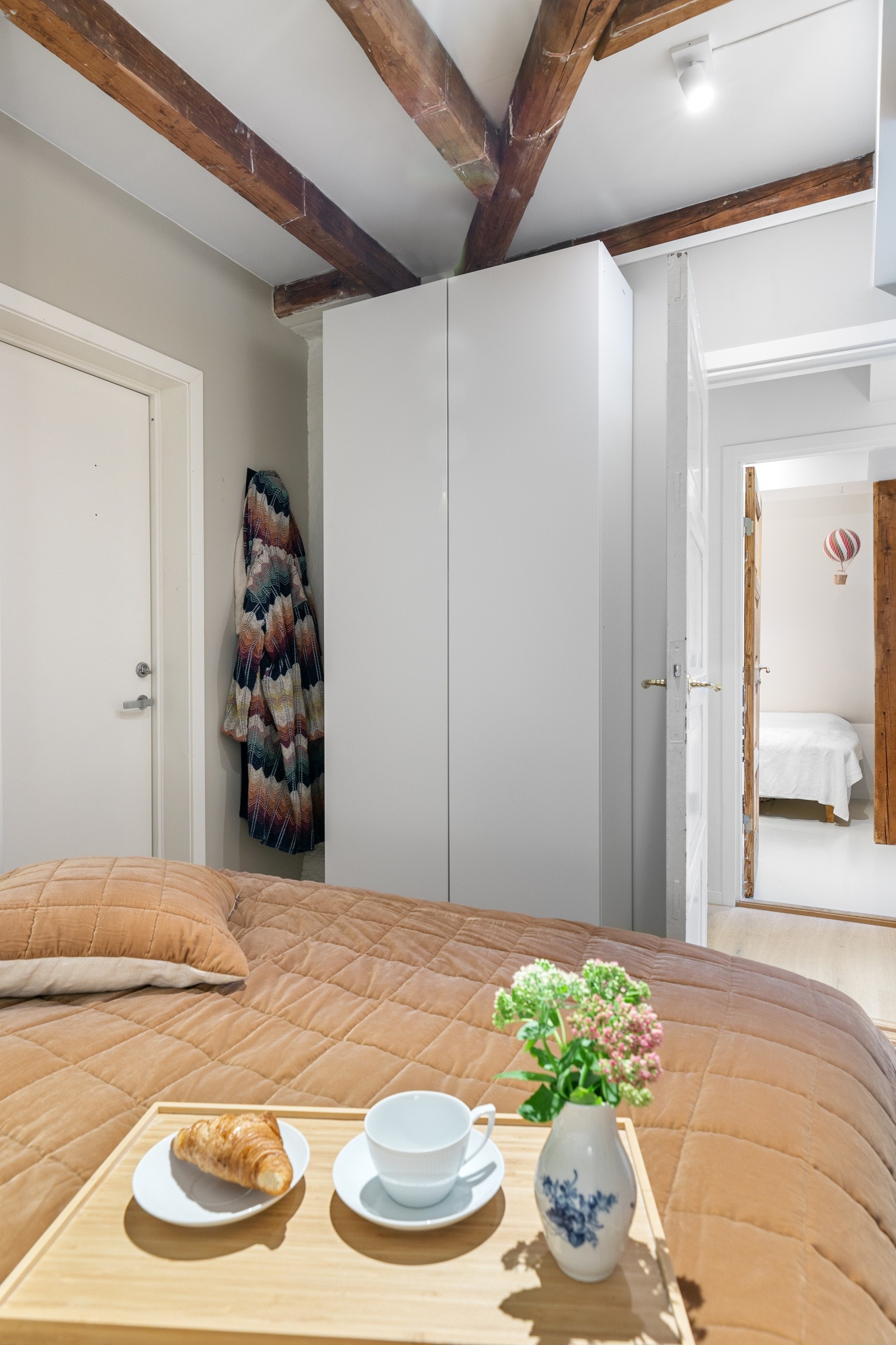 Garderobe. Bod rett utenfor leiligheten Galleribilde