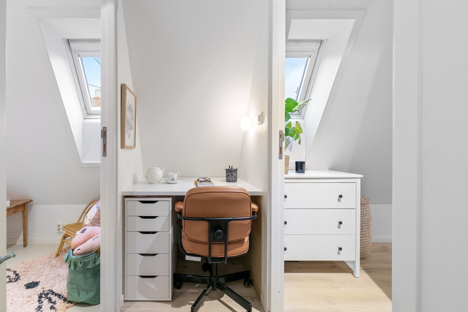 Mellomgang med plass for hjemmekontoret. Oppbevaringsloft med trapp i mellomgang Galleribilde
