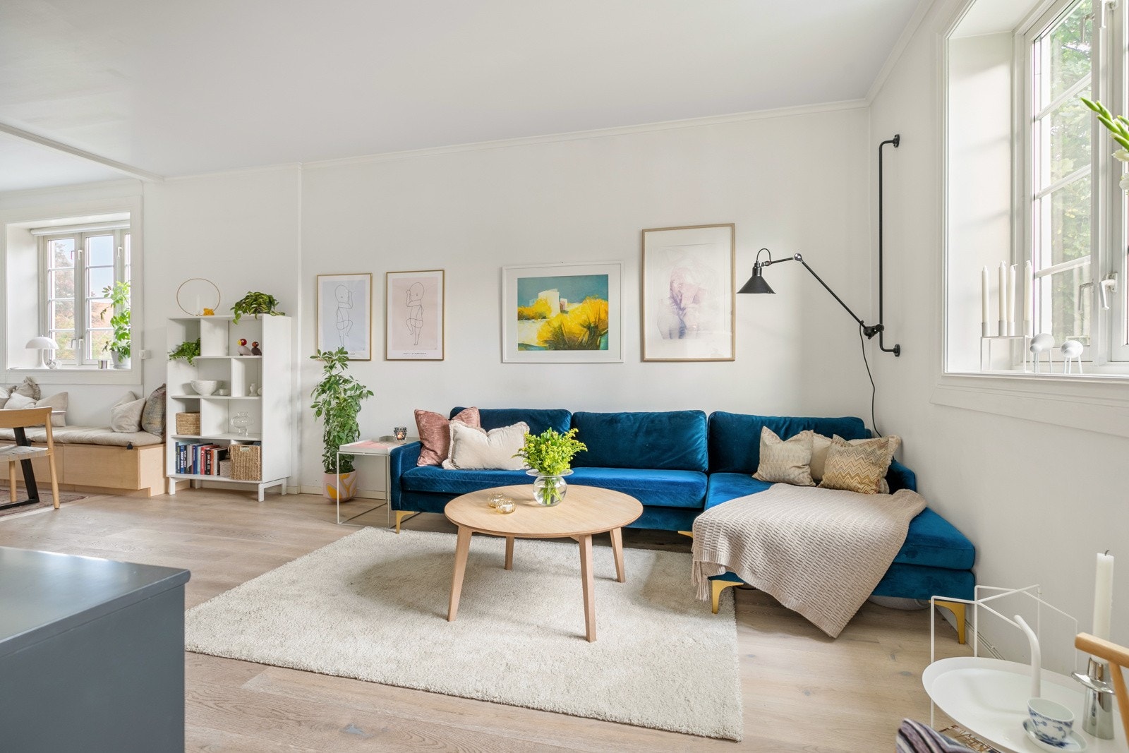 Boligen er malt i lyse og tidsriktige farger Galleribilde